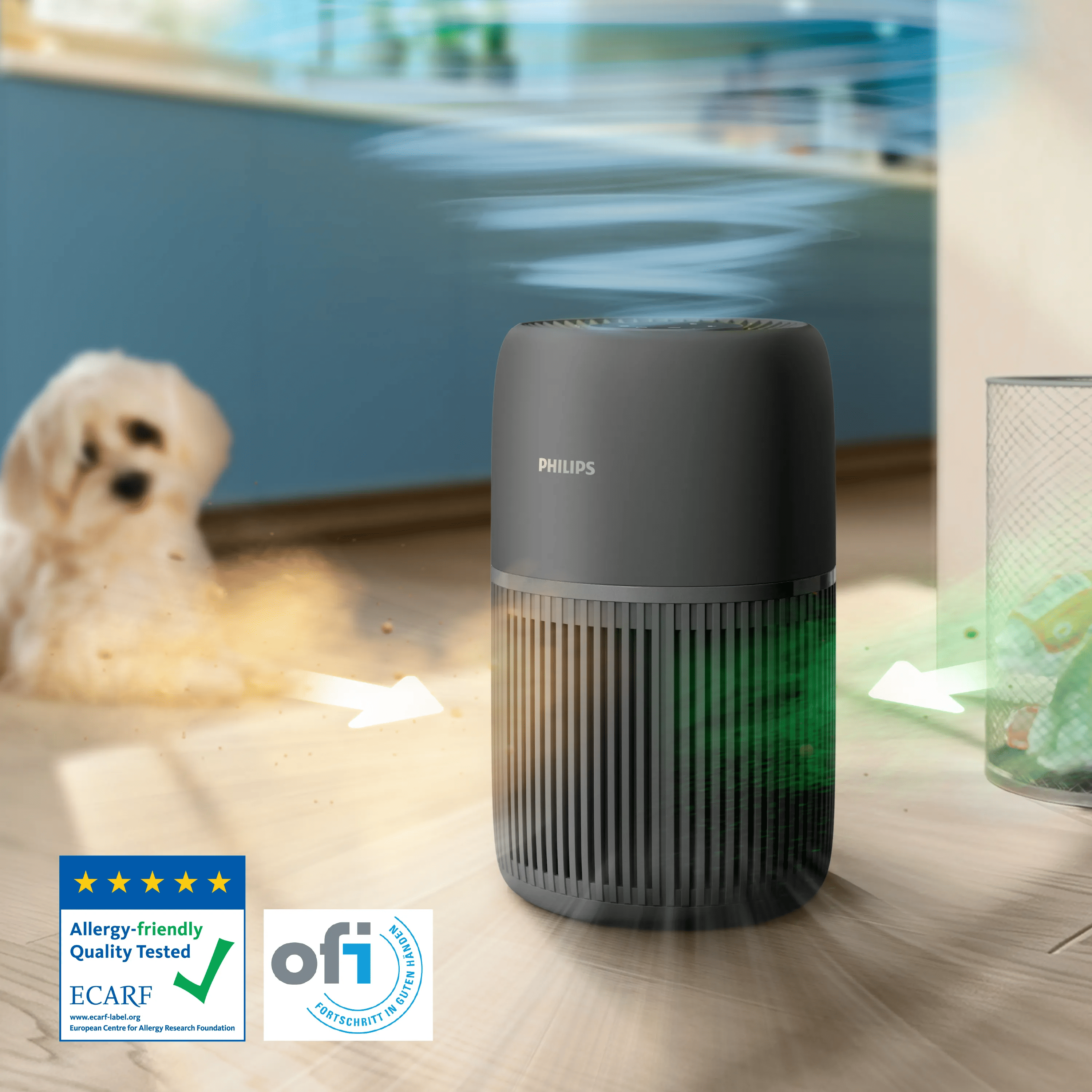Ein grauer Philips Luftreiniger auf einem Holzboden mit einem Hund und zwei Zertifizierungssiegeln.