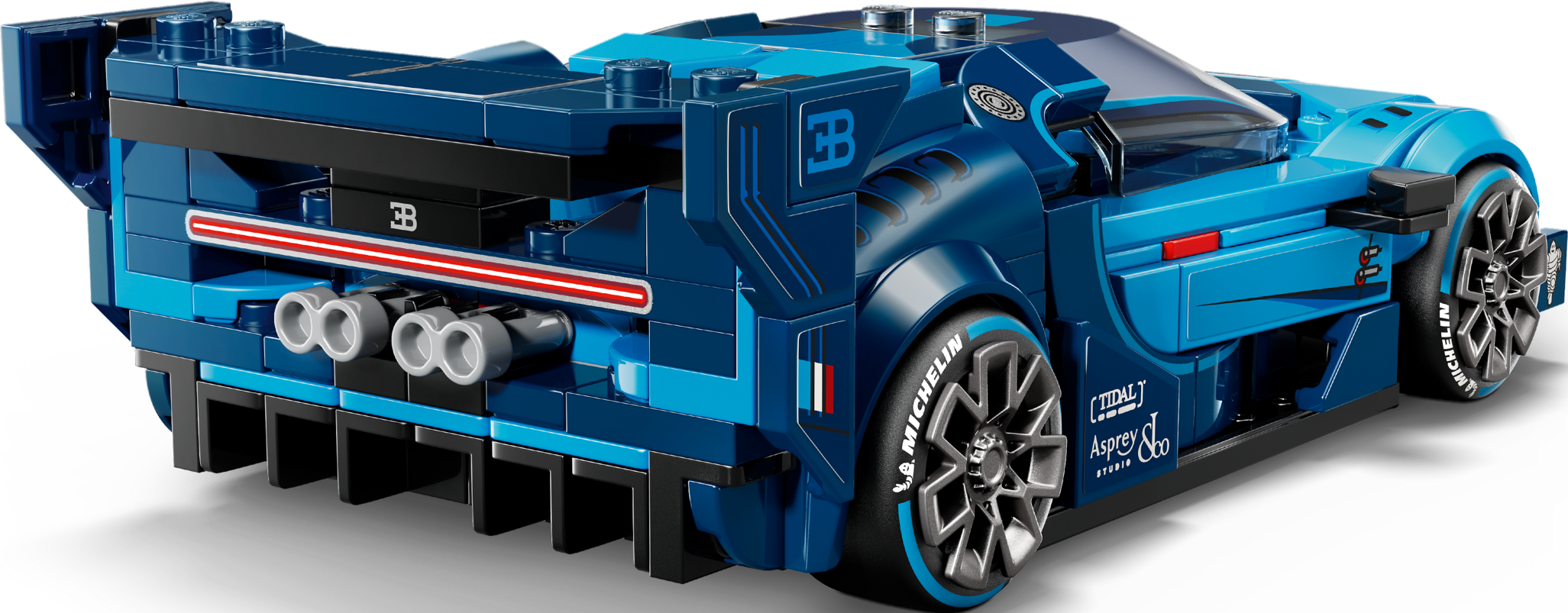 Voiture de course Lego bleue et noire avec quatre pots d'échappement, grand aileron arrière et pneus Michelin sur fond noir.