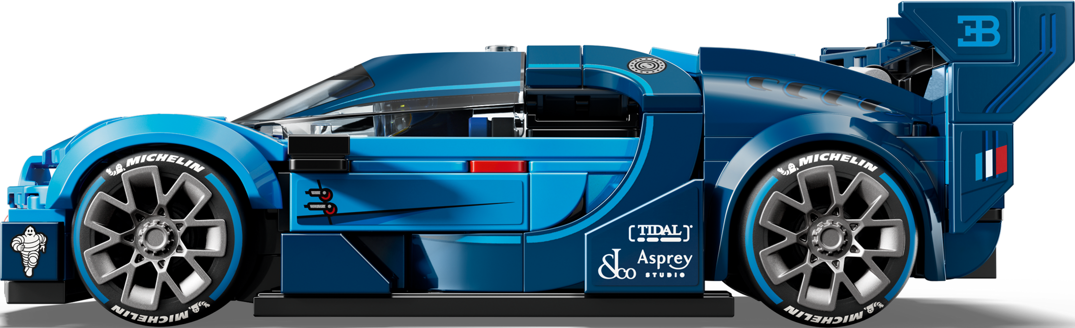 Une voiture de course Lego bleue et bleu clair est montrée de profil sur fond noir.