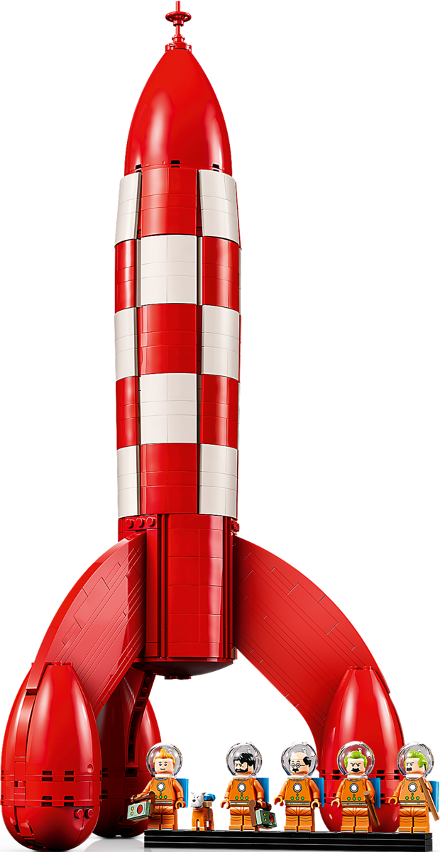 Une fusée Lego rouge et blanche se dresse devant un fond noir avec cinq figurines et un chien.