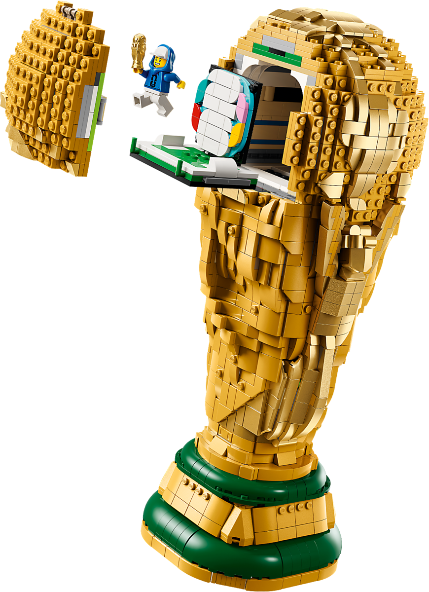 LEGO-Modell des WM-Pokals mit offenem Deckel, einer kleinen Figur und bunten Steinen im Inneren.