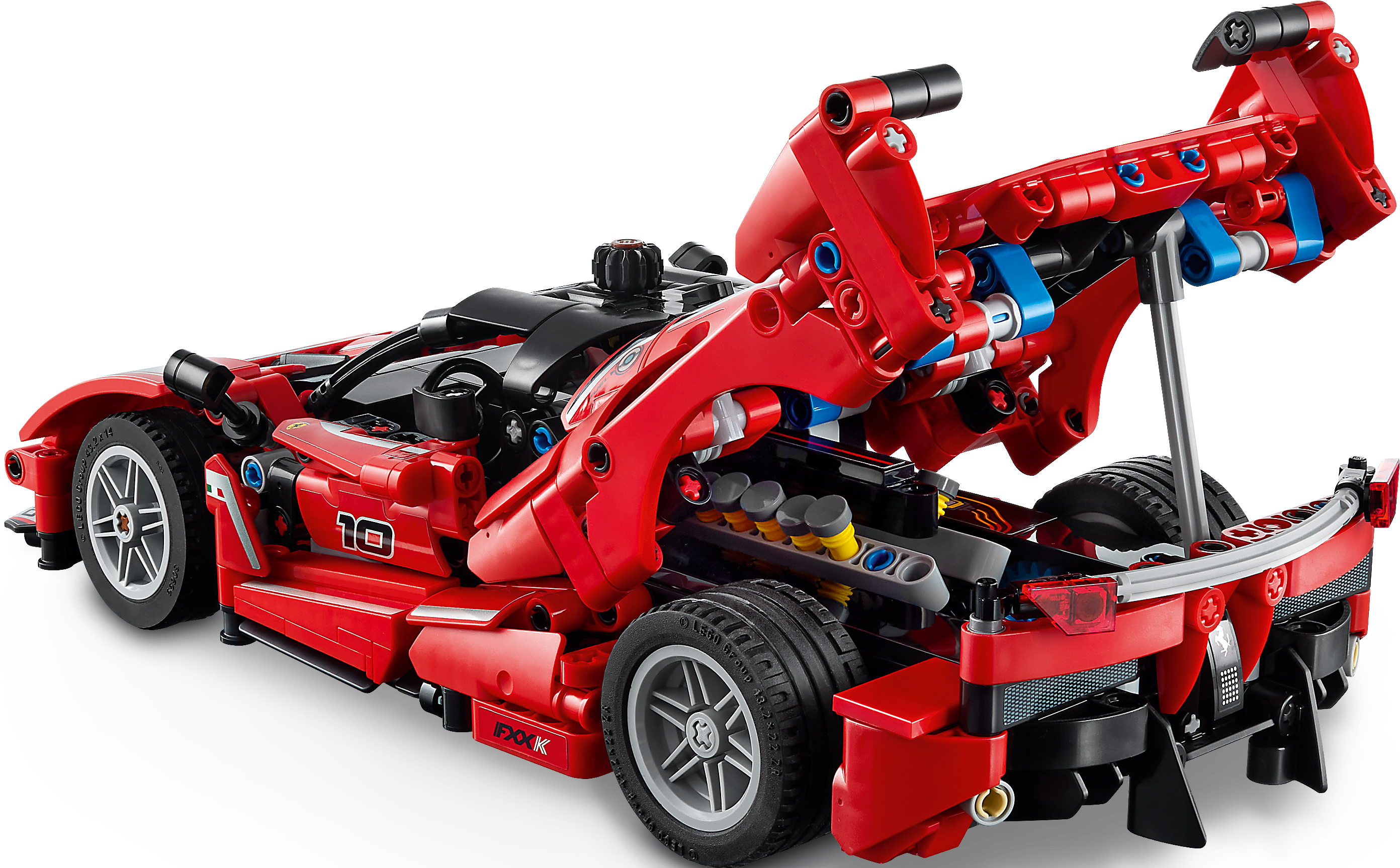 Vue détaillée d'une voiture de course Lego Technic rouge avec arrière ouvert et moteur visible sur fond noir.