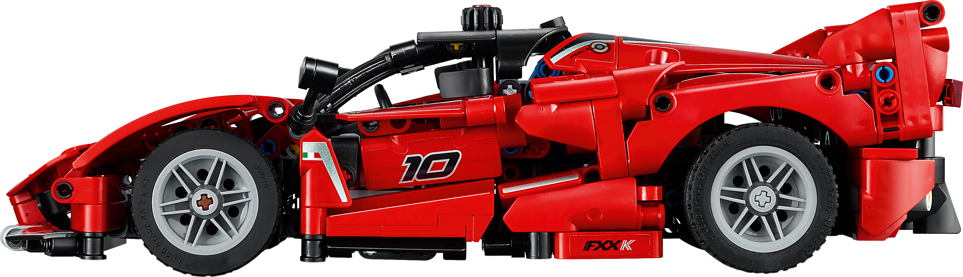 Vue latérale d'une voiture de course Lego rouge avec un toit noir et des jantes argentées sur fond noir.