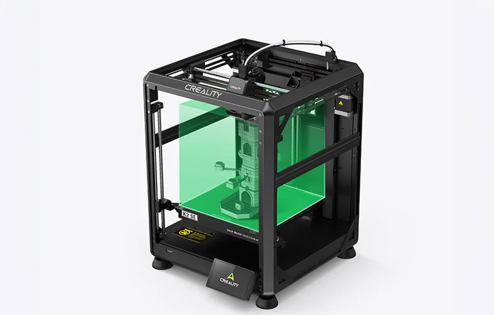 Fekete Creality 3D nyomtató zöld átlátszó munkatérrel, benne egy nyomtatott várral.