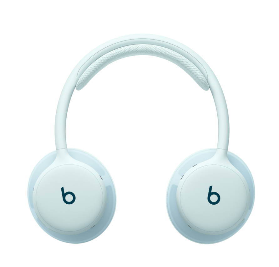 Beyaz arka planda kulaklıklarında Beats logosu bulunan açık mavi kablosuz kulaklık.