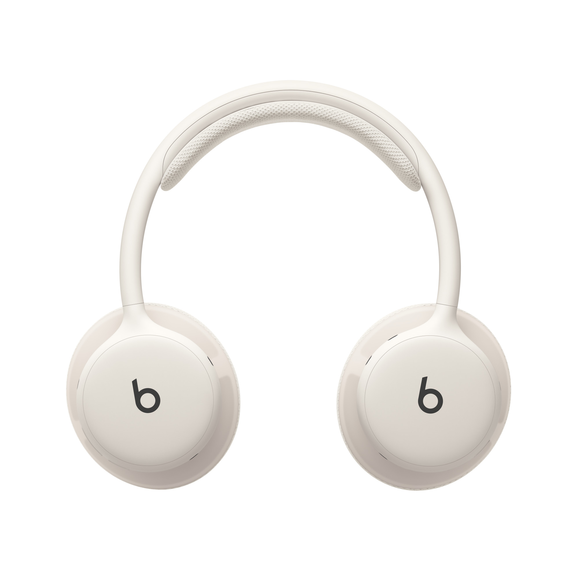 Beyaz arka planda kulaklıklarında b logosu bulunan bej renkli Beats kulaklık.