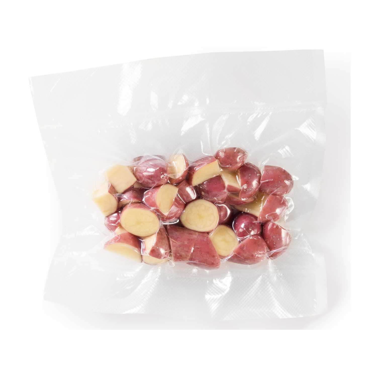 Patate rosse tagliate sottovuoto su sfondo bianco.