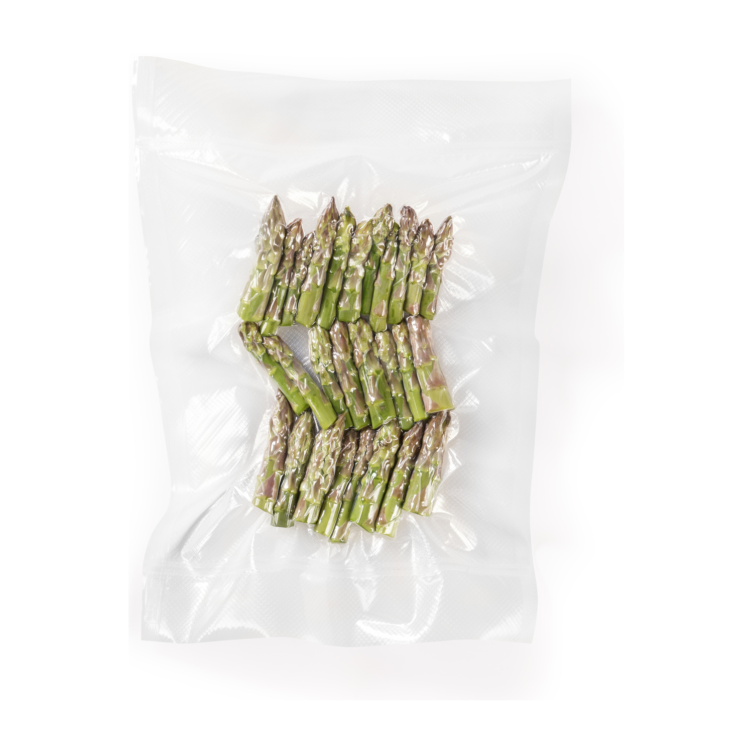 Asparagi verdi freschi, confezionati sottovuoto in un sacchetto di plastica trasparente su sfondo bianco.