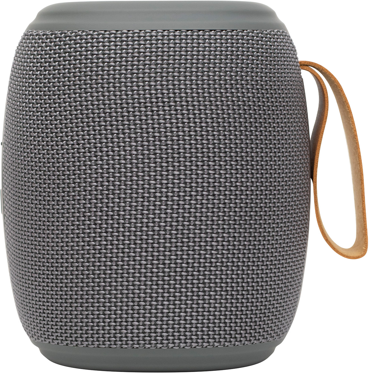 Szürke, hengeres Bluetooth hangszóró szövetborítással és barna bőrpánttal, fehér háttér előtt.