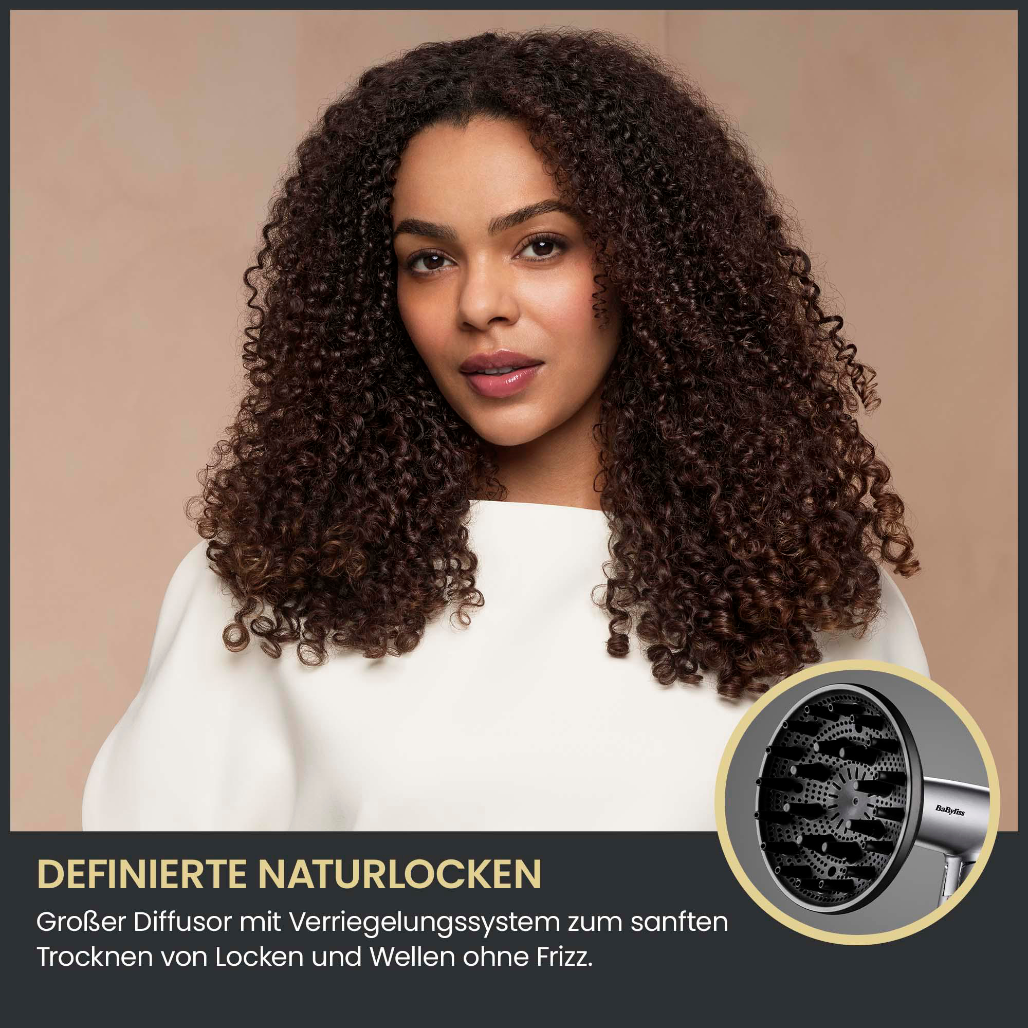 Frau mit vollen, dunklen Locken und weißem Oberteil neben einem Haartrockner-Diffusor-Aufsatz.