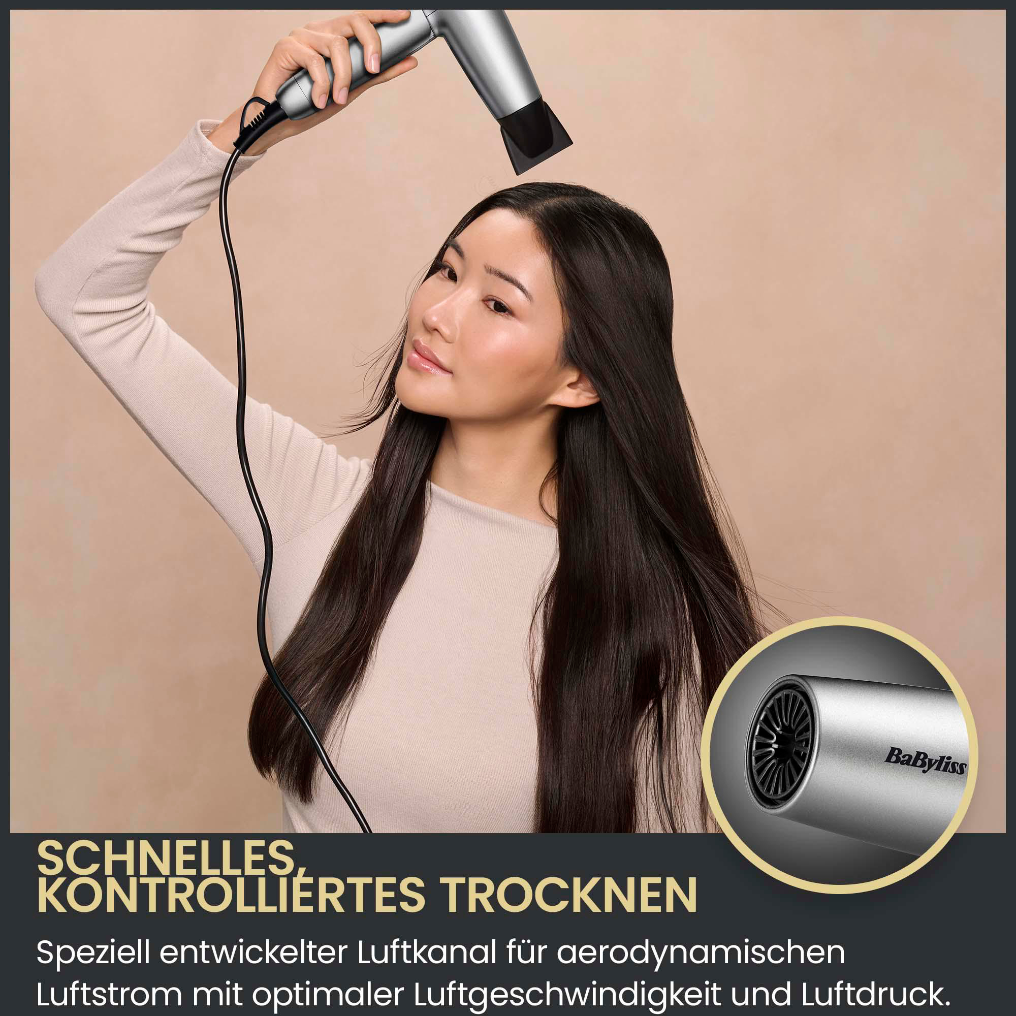 Frau föhnt ihre langen dunklen Haare mit einem silbernen BaByliss-Haartrockner.