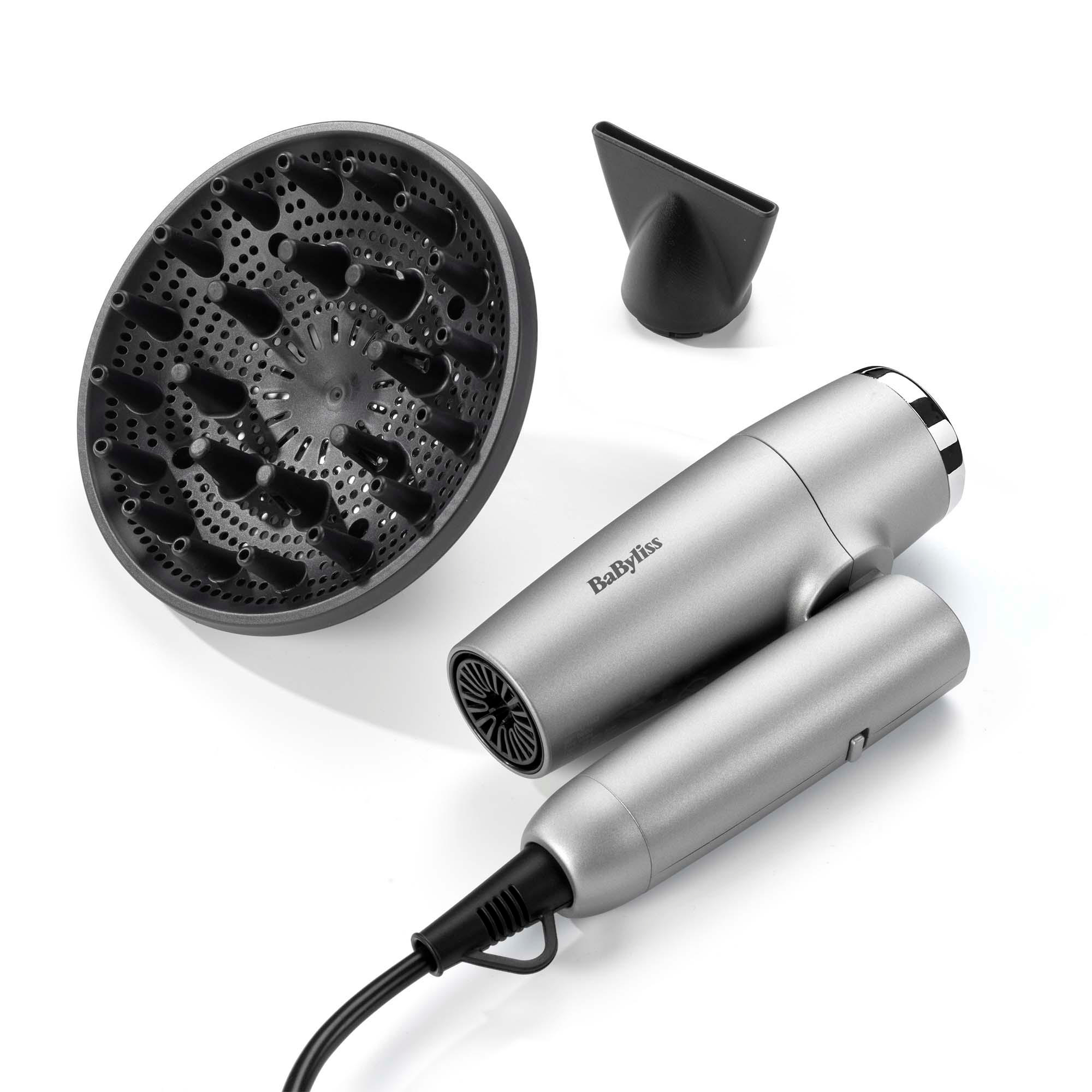 Silberner BaByliss Haartrockner mit schwarzem Diffusor und Aufsatz auf weißem Hintergrund.