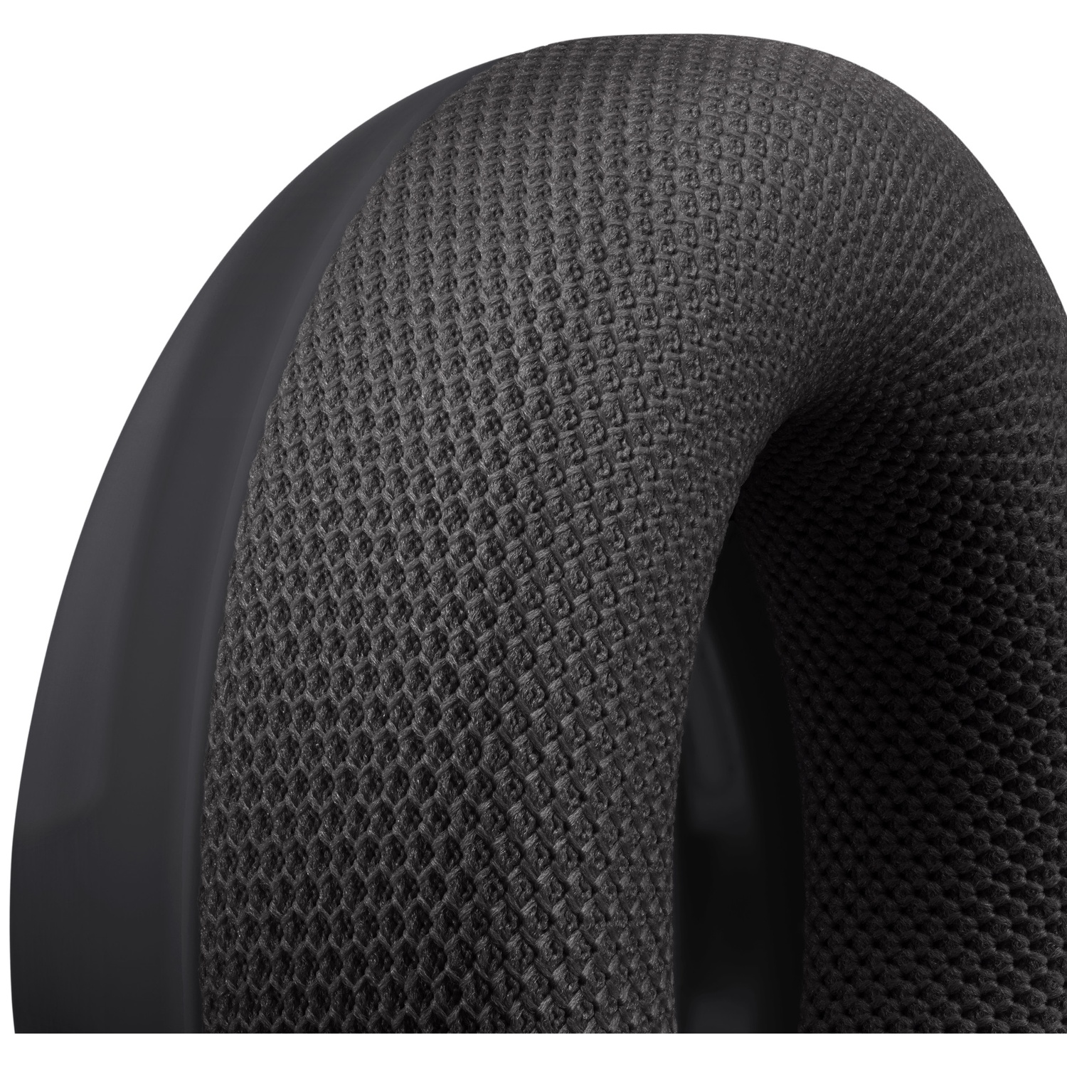 Gros plan sur un coussinet d'écouteur noir tissé.
