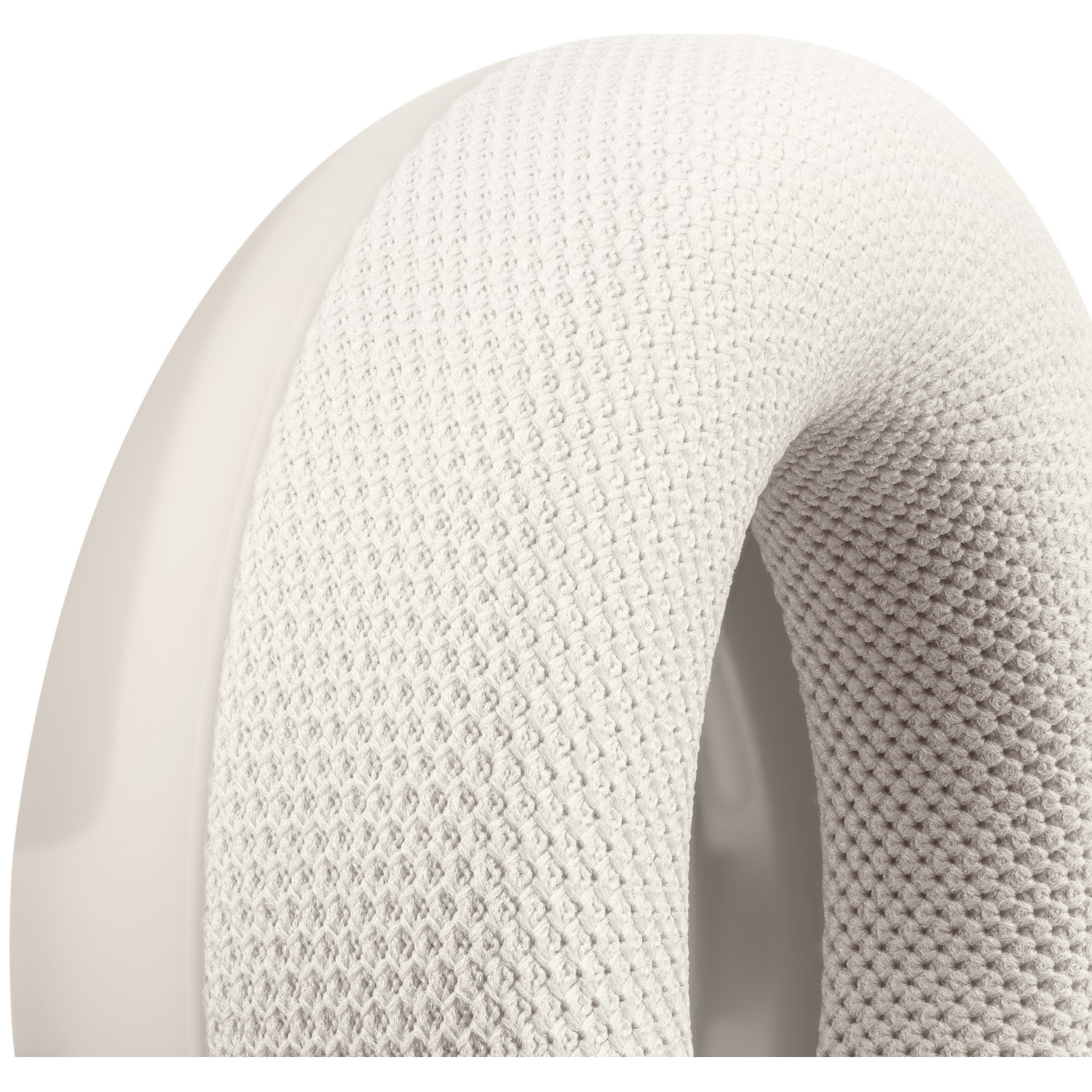 Gros plan d'un coussinet d'écouteur clair avec une housse en maille blanche sur fond blanc.