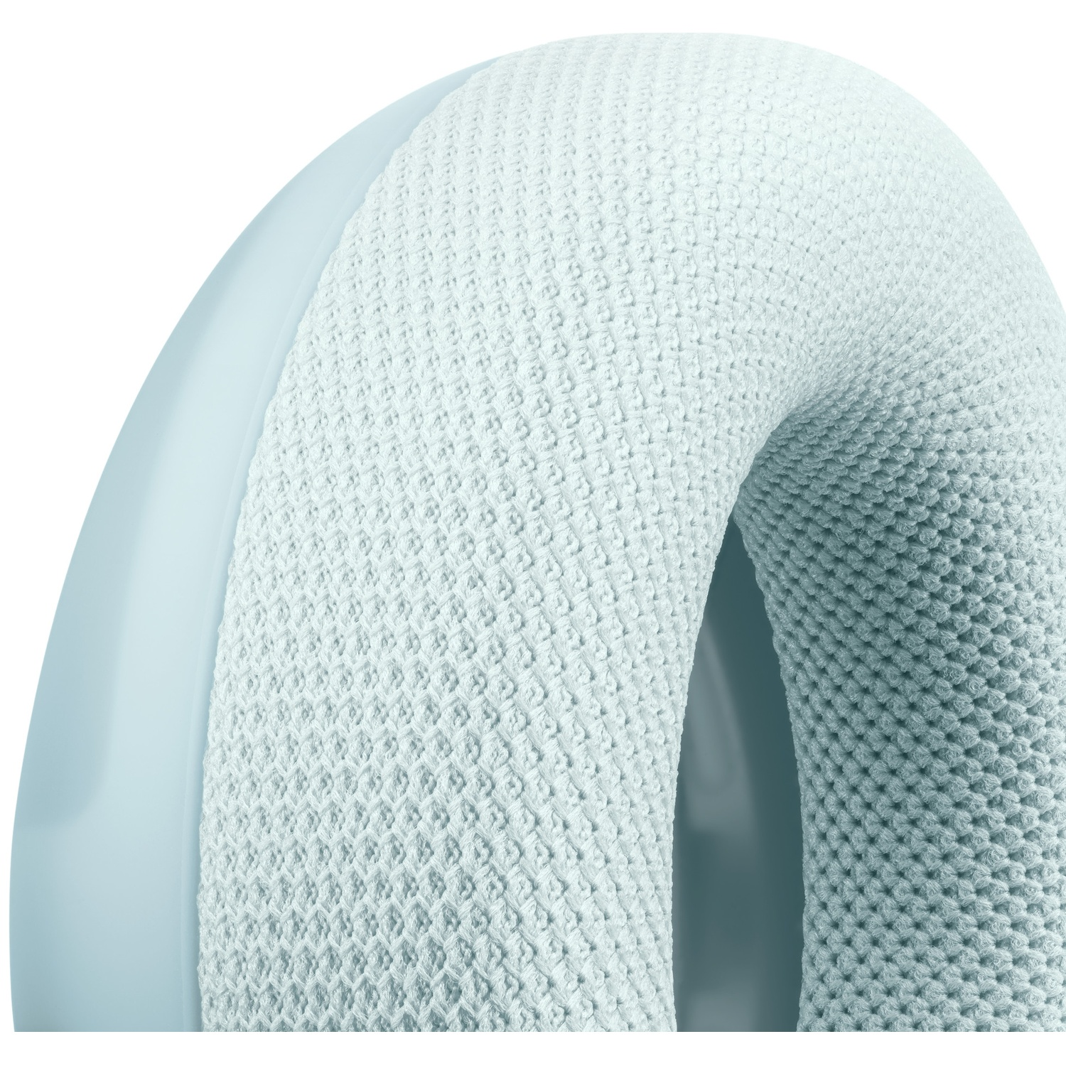 Gros plan sur un coussinet d'écouteur bleu clair avec une housse en tissu.
