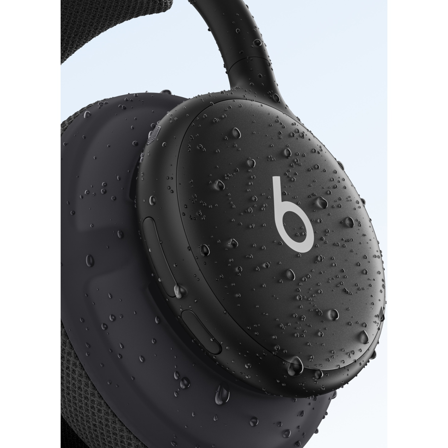 Casque noir couvert de gouttes d'eau, avec le logo Beats blanc.