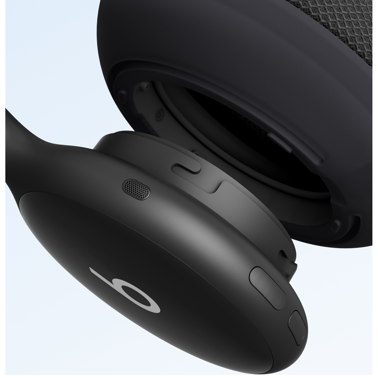 Gros plan d'un casque sans fil noir moderne avec boutons de commande et logo sur fond clair.