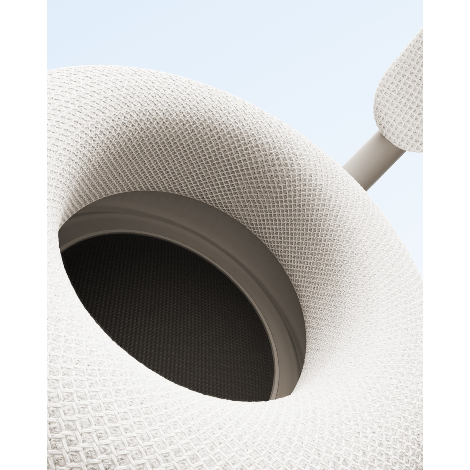 Gros plan d'un casque en tissu blanc avec oreillette ouverte sur fond bleu clair.