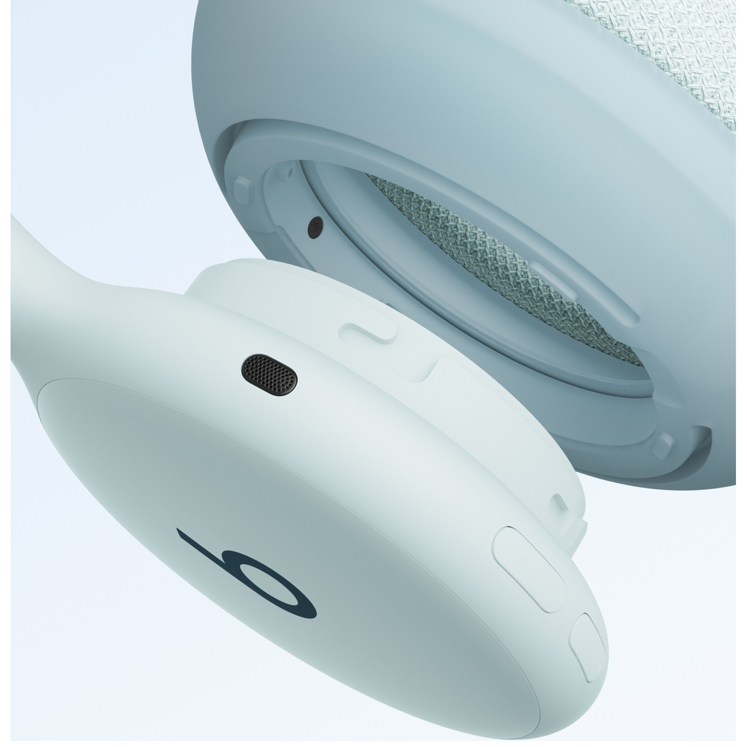 Gros plan d'un casque bleu clair, mettant en valeur le micro et les boutons.