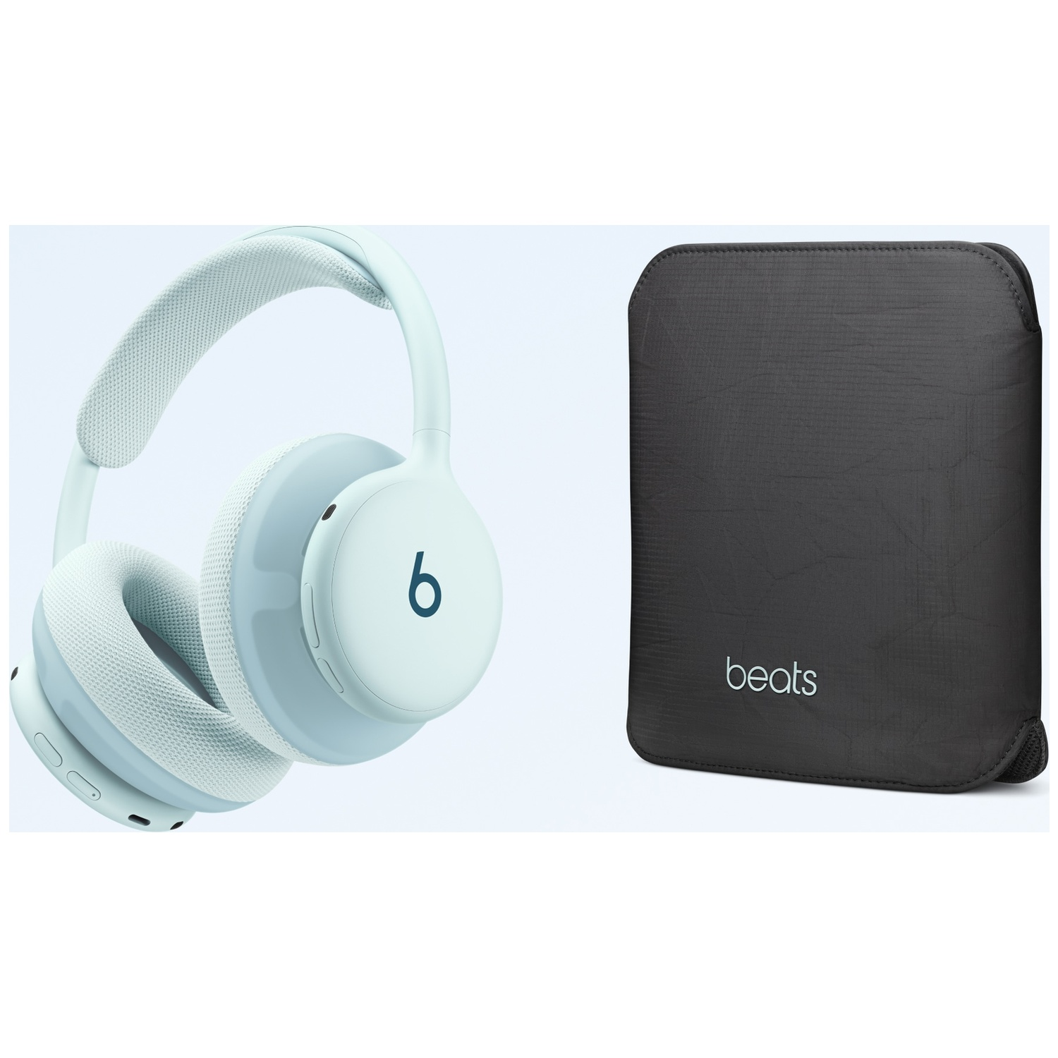 Casque sans fil Beats bleu clair avec étui de transport noir sur fond clair.