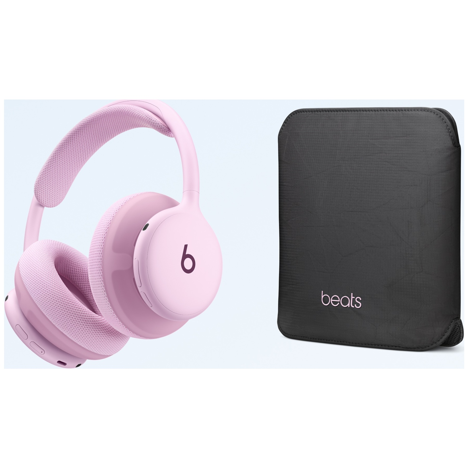 Casque supra-auriculaire sans fil Beats Solo 4 rose et étui noir assorti sur fond bleu clair.