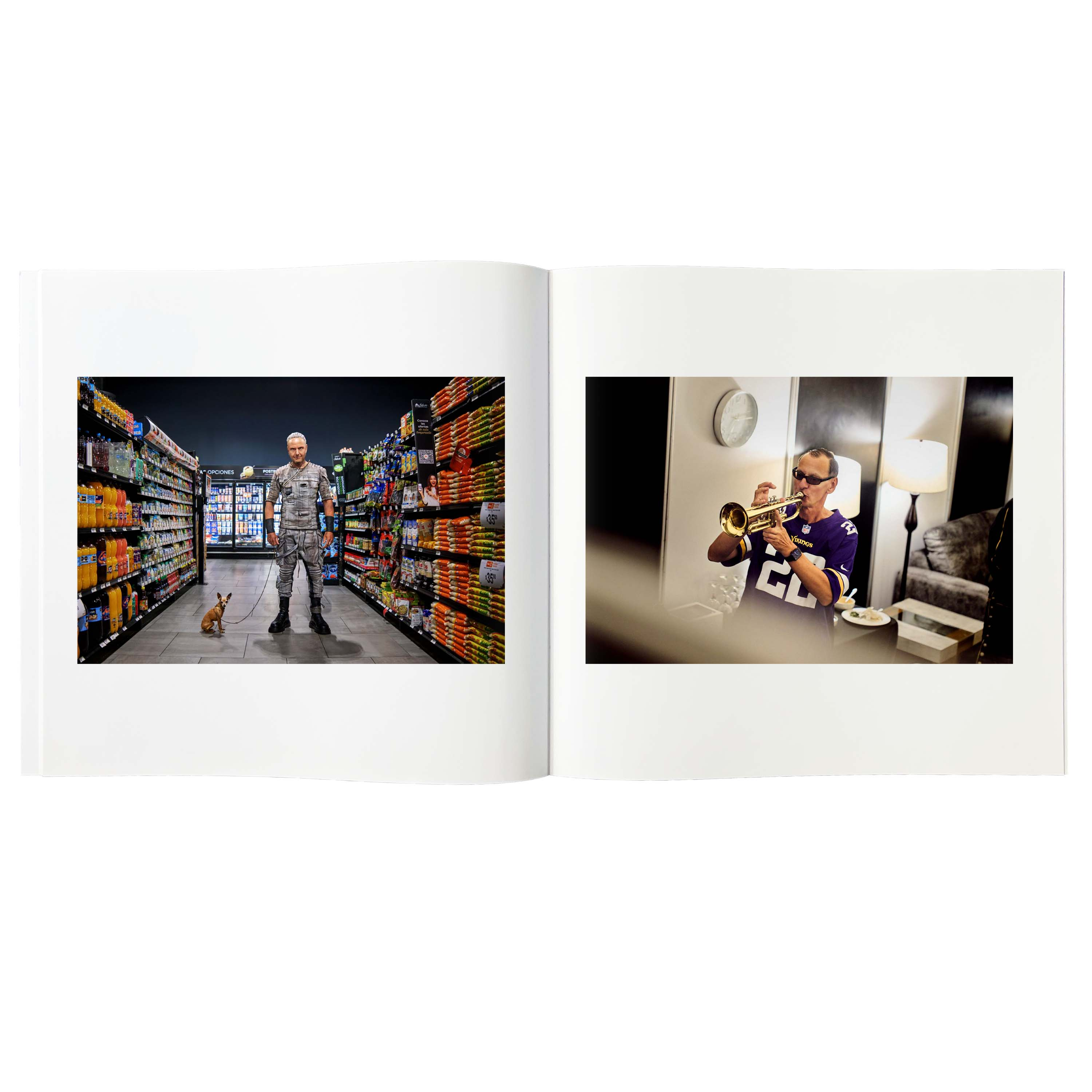 Ein Buch zeigt links einen Mann in Rüstung mit Hund im Supermarkt und rechts einen Mann in einem Trikot mit Trompete.