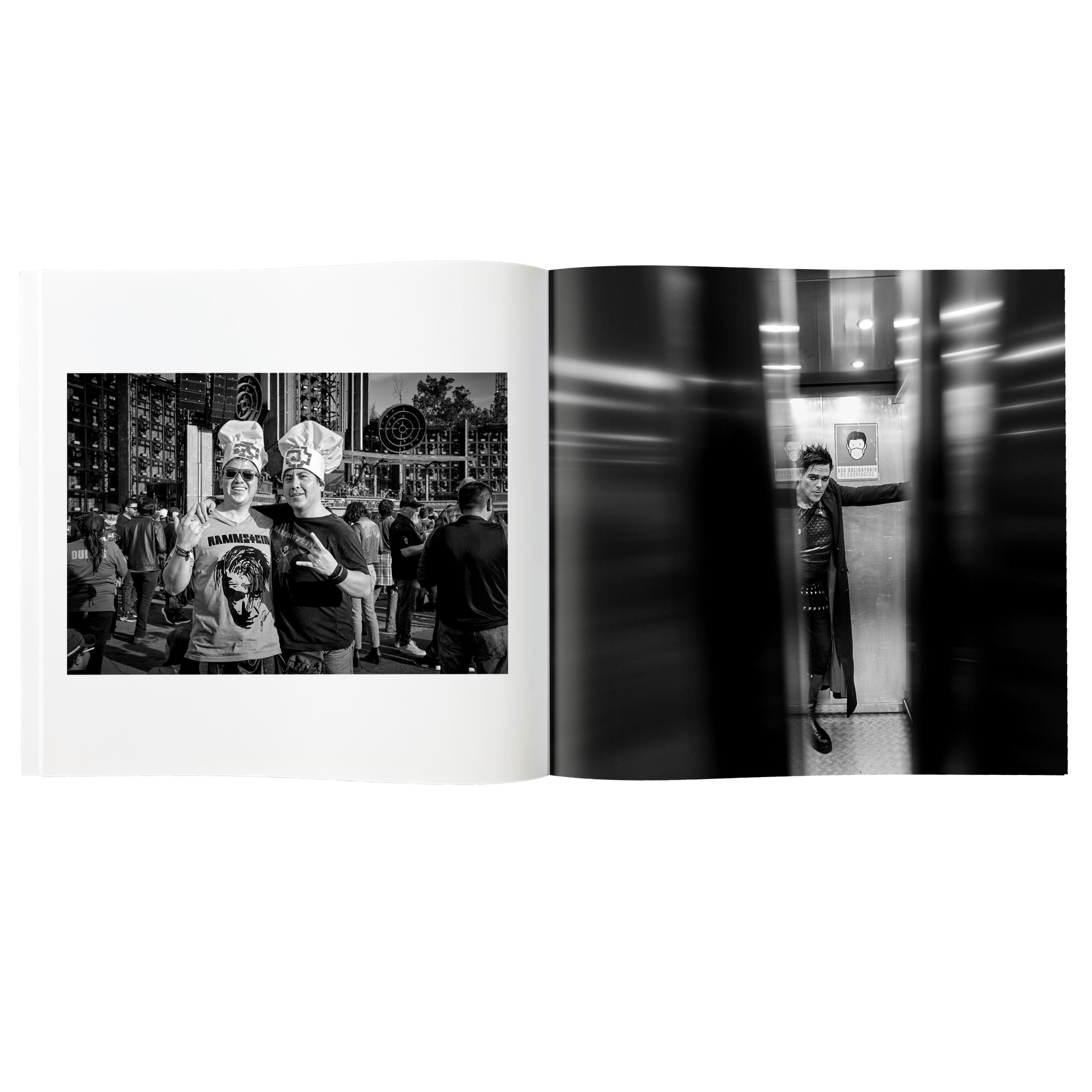 Ein Schwarzweiß-Fotobuch zeigt zwei Männer mit Kochmützen auf der linken Seite und eine Person in einem Aufzug auf der rechten.