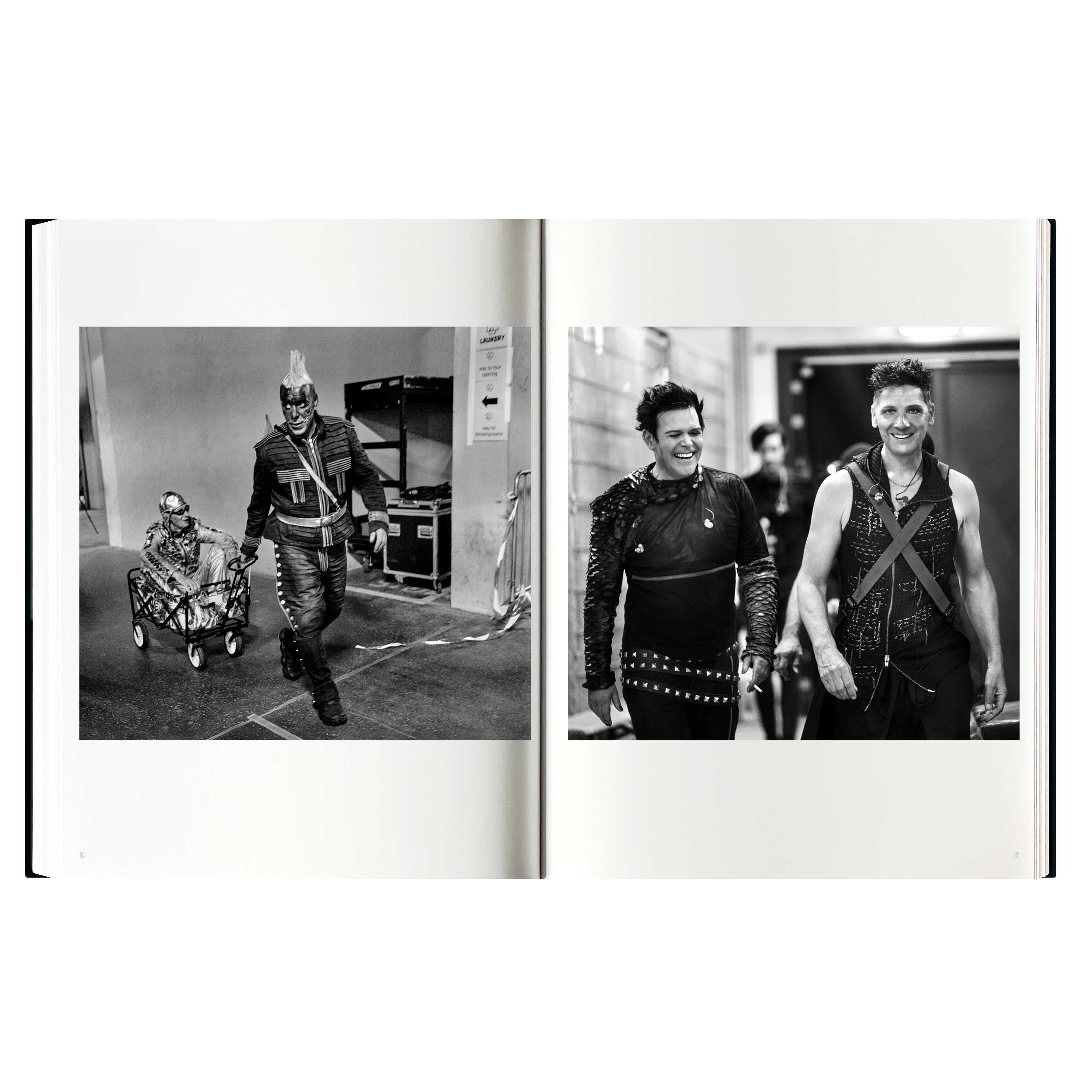 Schwarz-Weiß-Foto einer offenen Buchseite mit zwei Fotos von Männern in Kostümen.