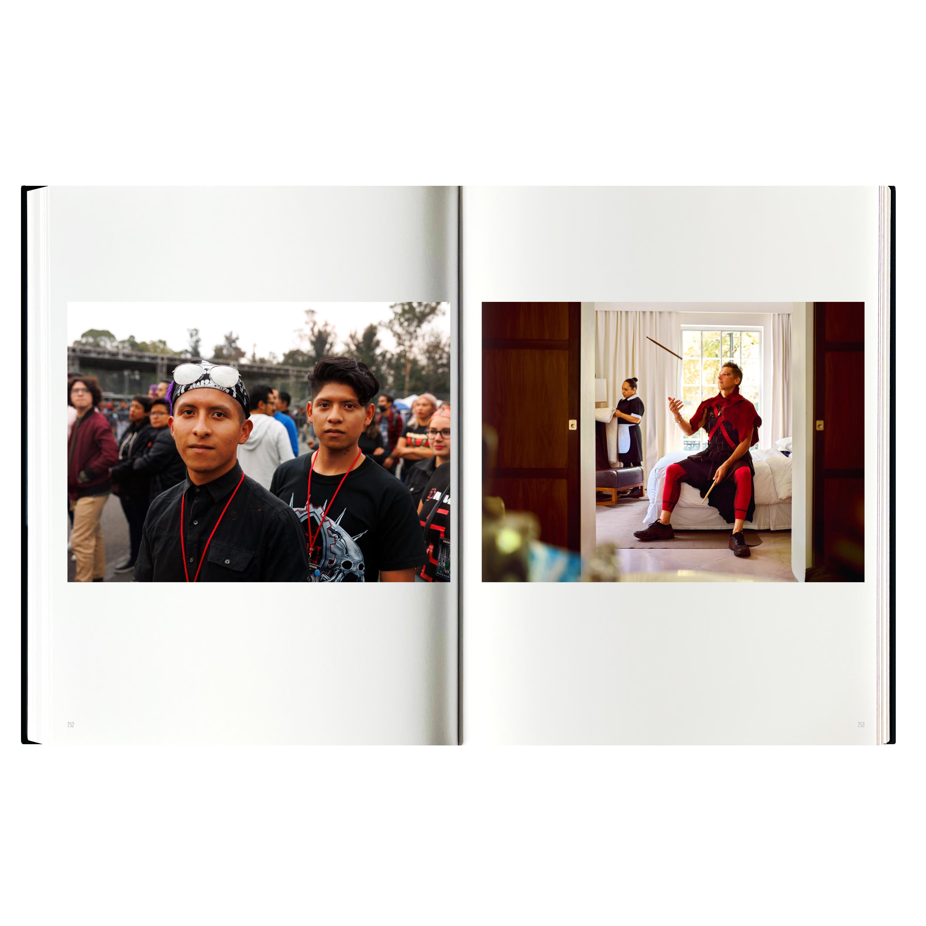 Ein Buch aufgeschlagen mit zwei Fotos: links zwei Männer in einer Menschenmenge, rechts ein Mann, der drinnen jongliert.