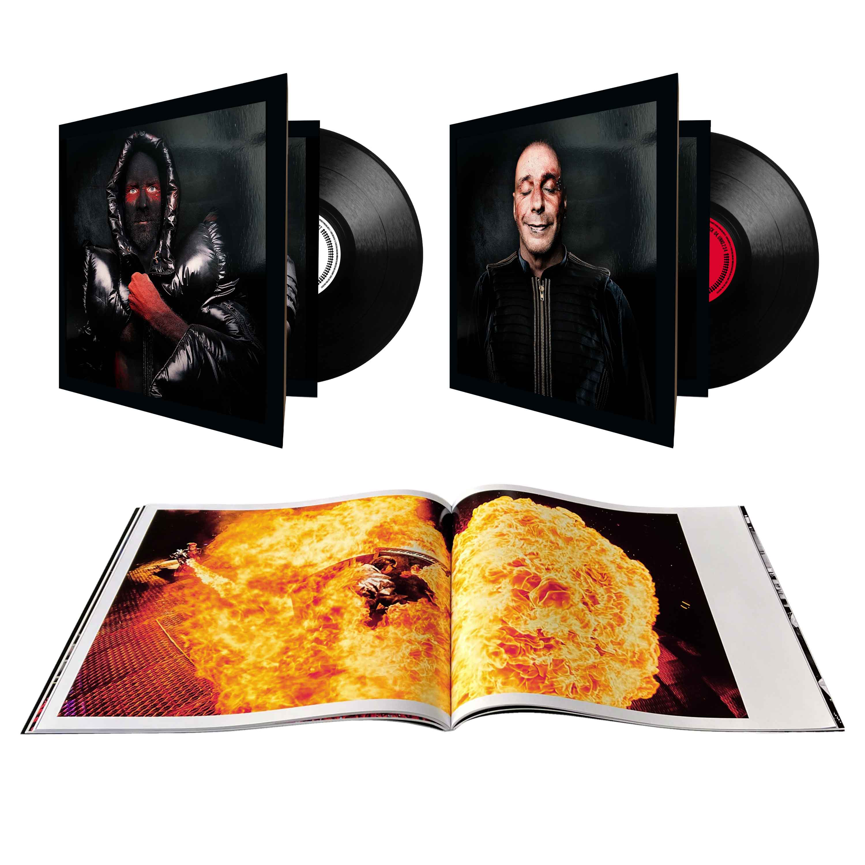 Zwei Vinyl-Schallplatten mit Hüllen und ein geöffnetes Buch mit einer großen Explosion auf den Seiten.