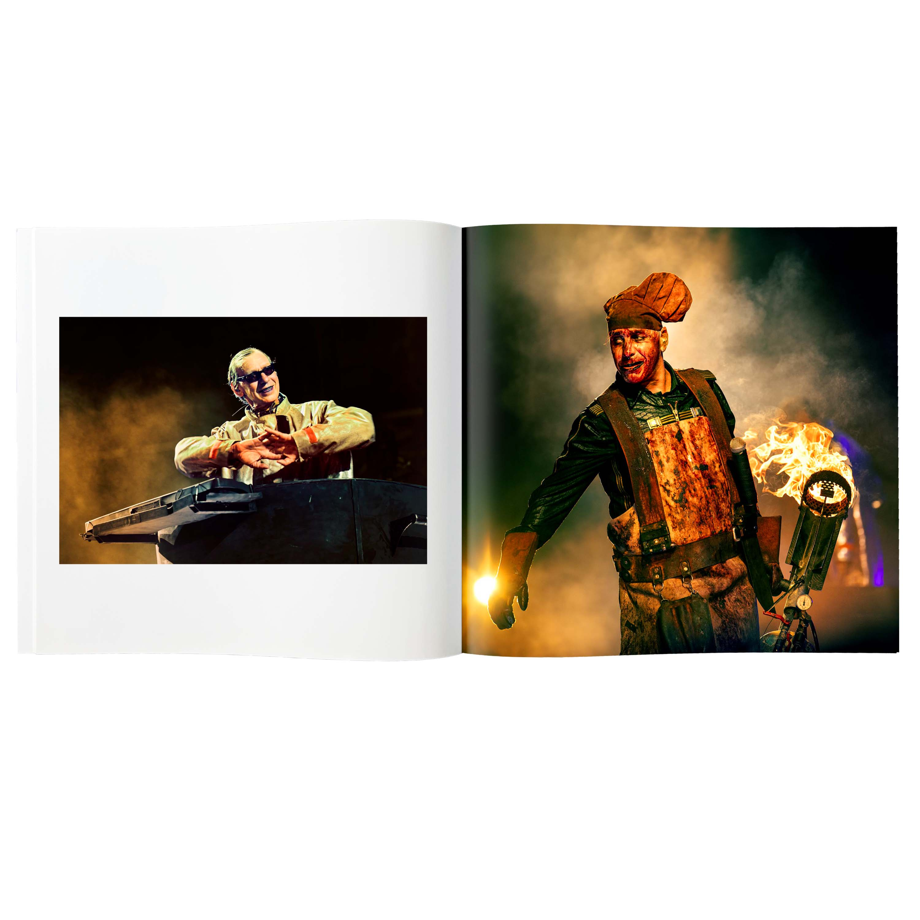 Ein Buch mit Konzertfotos zeigt links einen Keyboarder und rechts einen Künstler mit Flammenwerfer.
