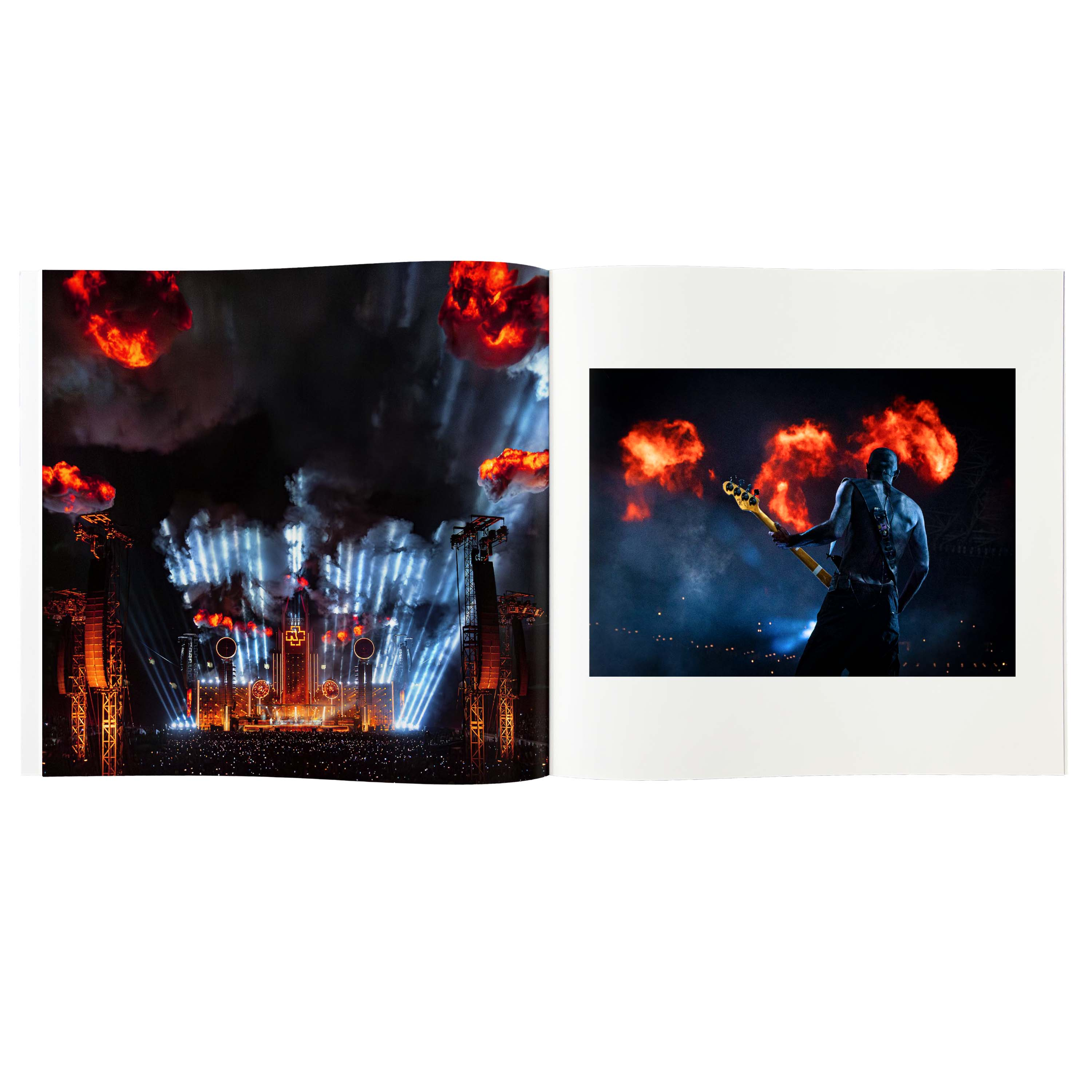 Ein offenes Fotobuch zeigt ein Konzert mit Feuershow und einen Bassisten vor Flammen.
