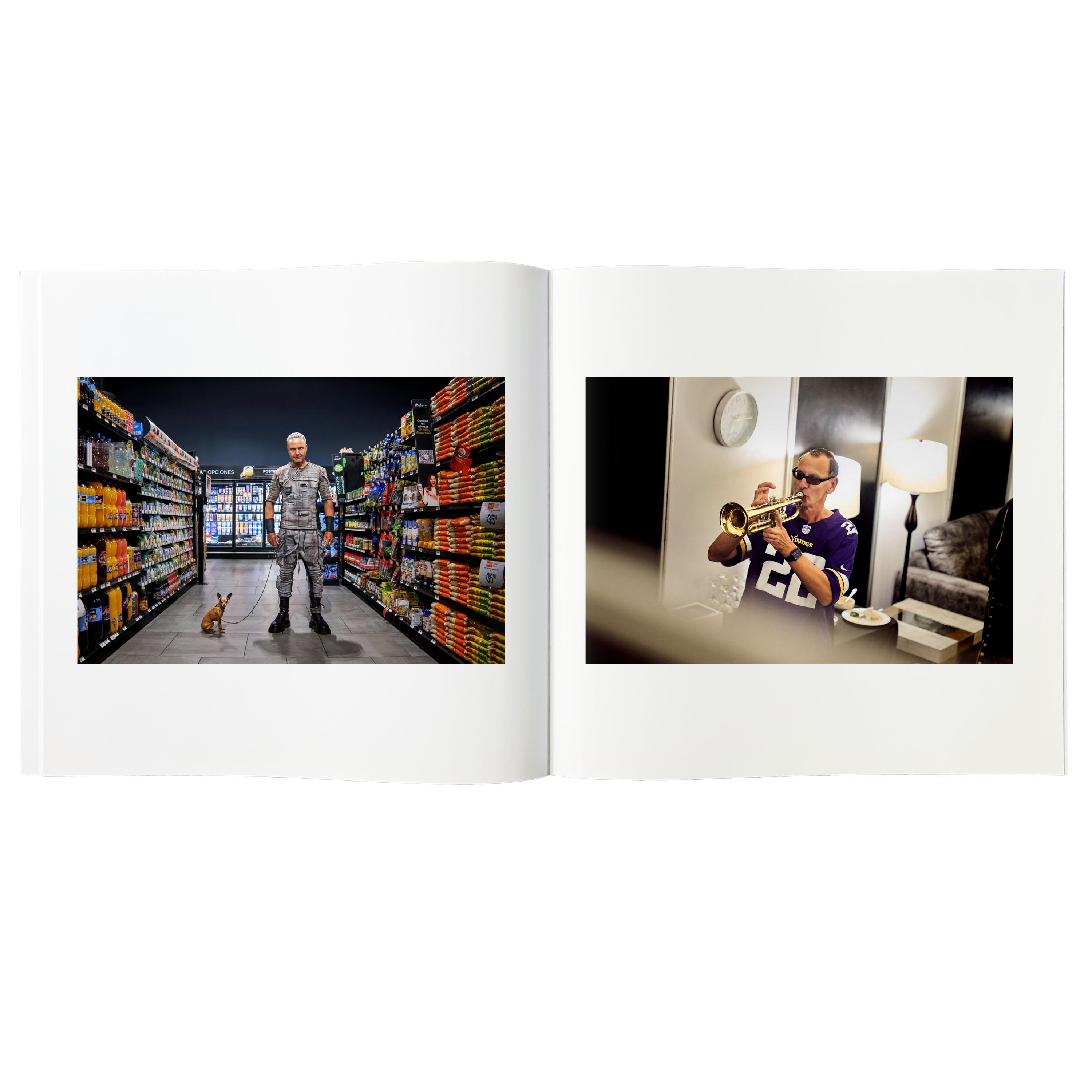Ein offenes Buch zeigt zwei Fotos: links einen Mann in Rüstung mit Hund im Supermarkt, rechts einen Trompeter.