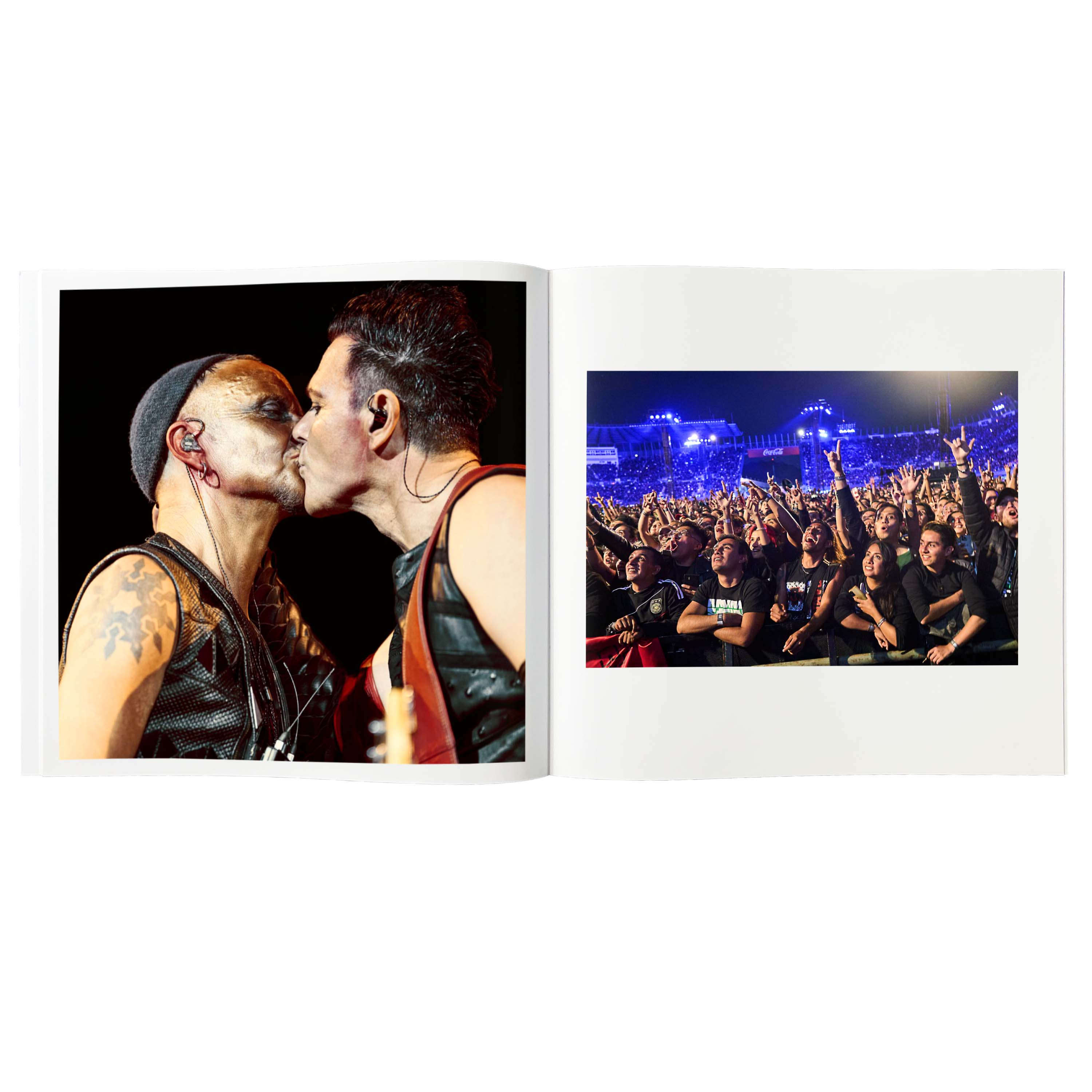 Ein offenes Buch zeigt zwei Fotos: Links küssen sich zwei Männer, rechts jubelt eine große Konzertmenge.