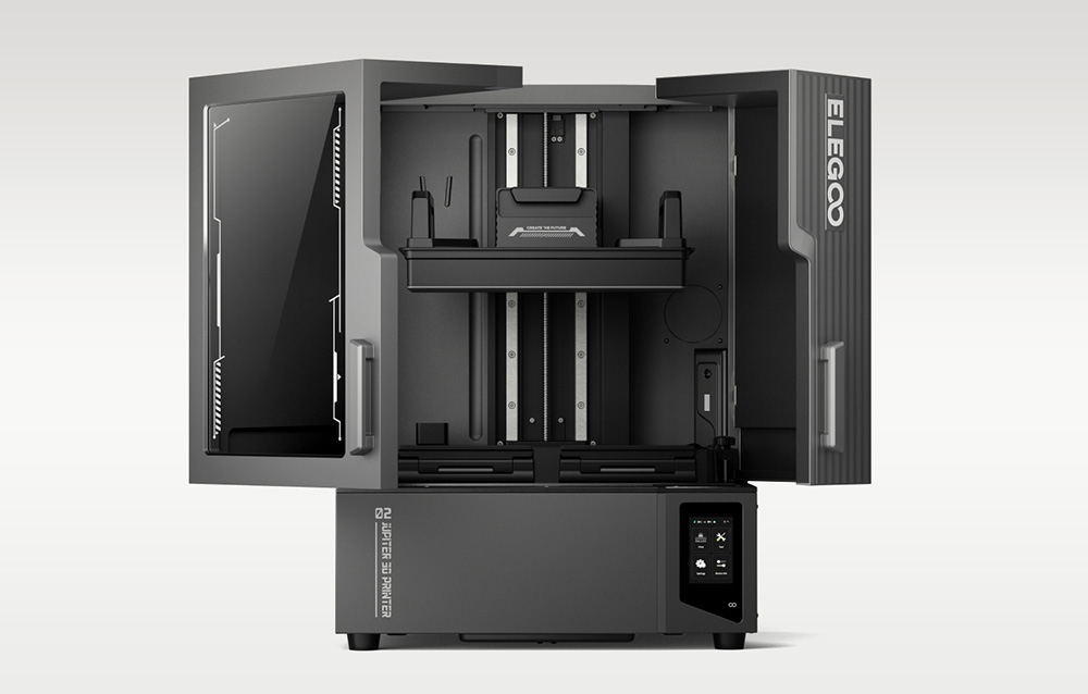 Egy modern szürke ELEGOO 3D nyomtató nyitott ajtóval, amely mutatja a belső mechanikus alkatrészeket és érintőképernyőt.