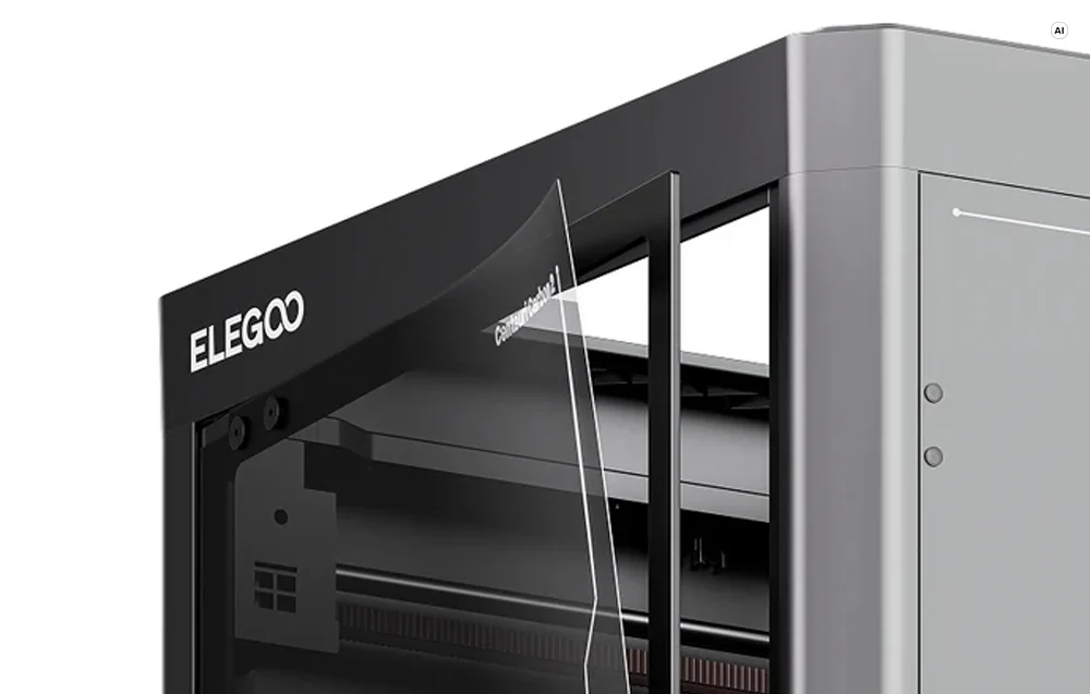 A szürke ELEGOO 3D nyomtatóház oldalsó nézete, üvegajtaján átlátszó védőfóliával.