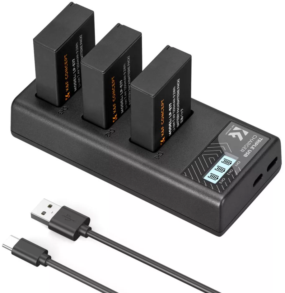 Fekete, háromhelyes USB akkutöltő három behelyezett fényképezőgép-akkumulátorral és USB-C kábellel.