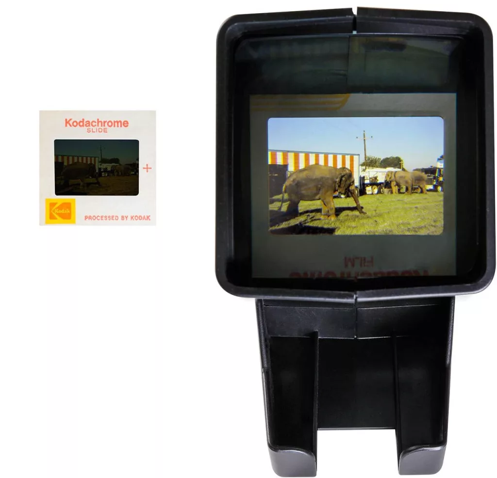 Egy sárga Kodak diafilm és egy nézőke, amely elefántokat nagyít fűben.