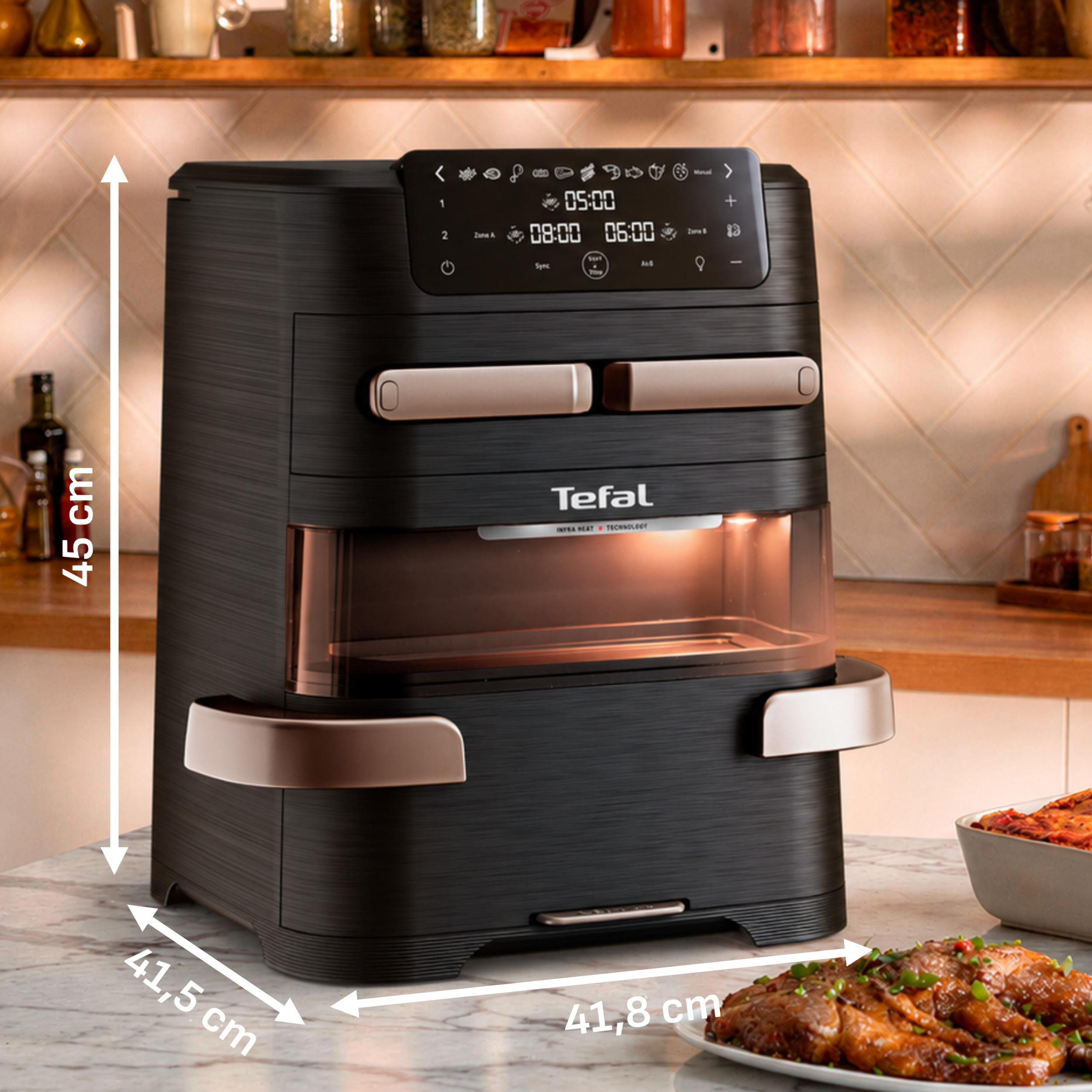 Schwarze Tefal Heissluftfritteuse auf Kuechenarbeitsplatte mit Maasangaben.