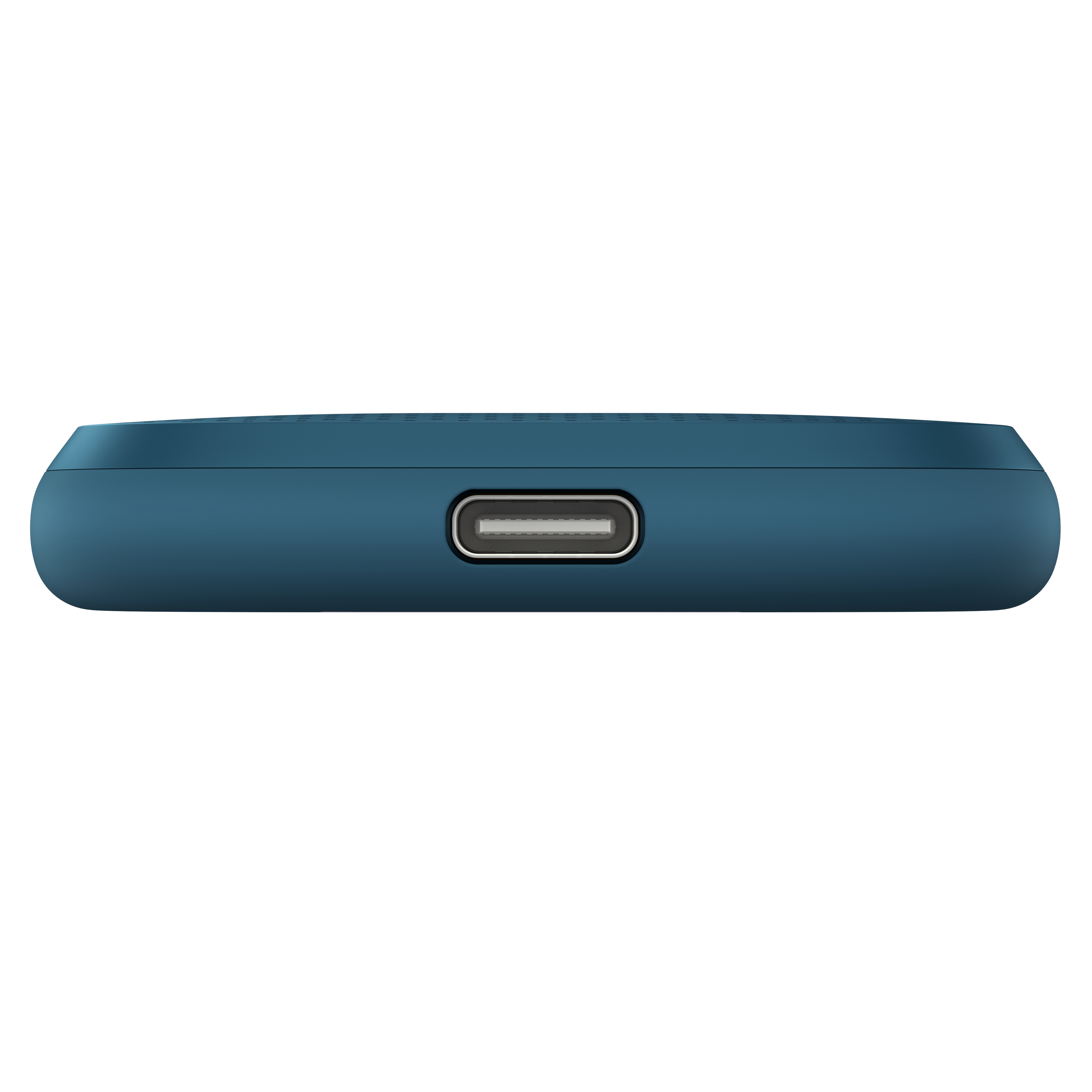 Nahansicht des USB-C-Anschlusses an einem dunkelblauen Gerät vor weißem Hintergrund.