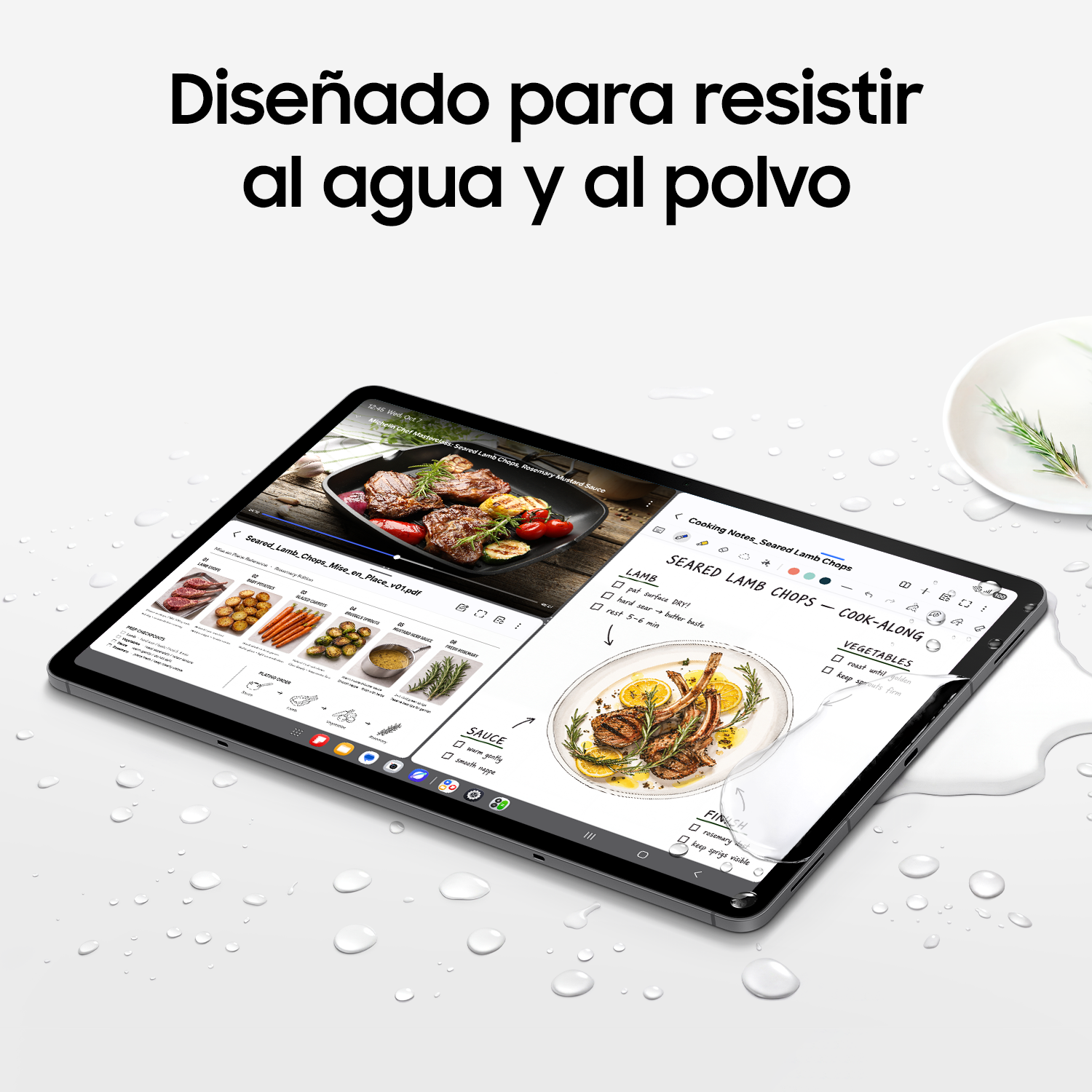 Una tablet con notas de cocina y video en la pantalla, rodeada de gotas de agua en una superficie blanca.