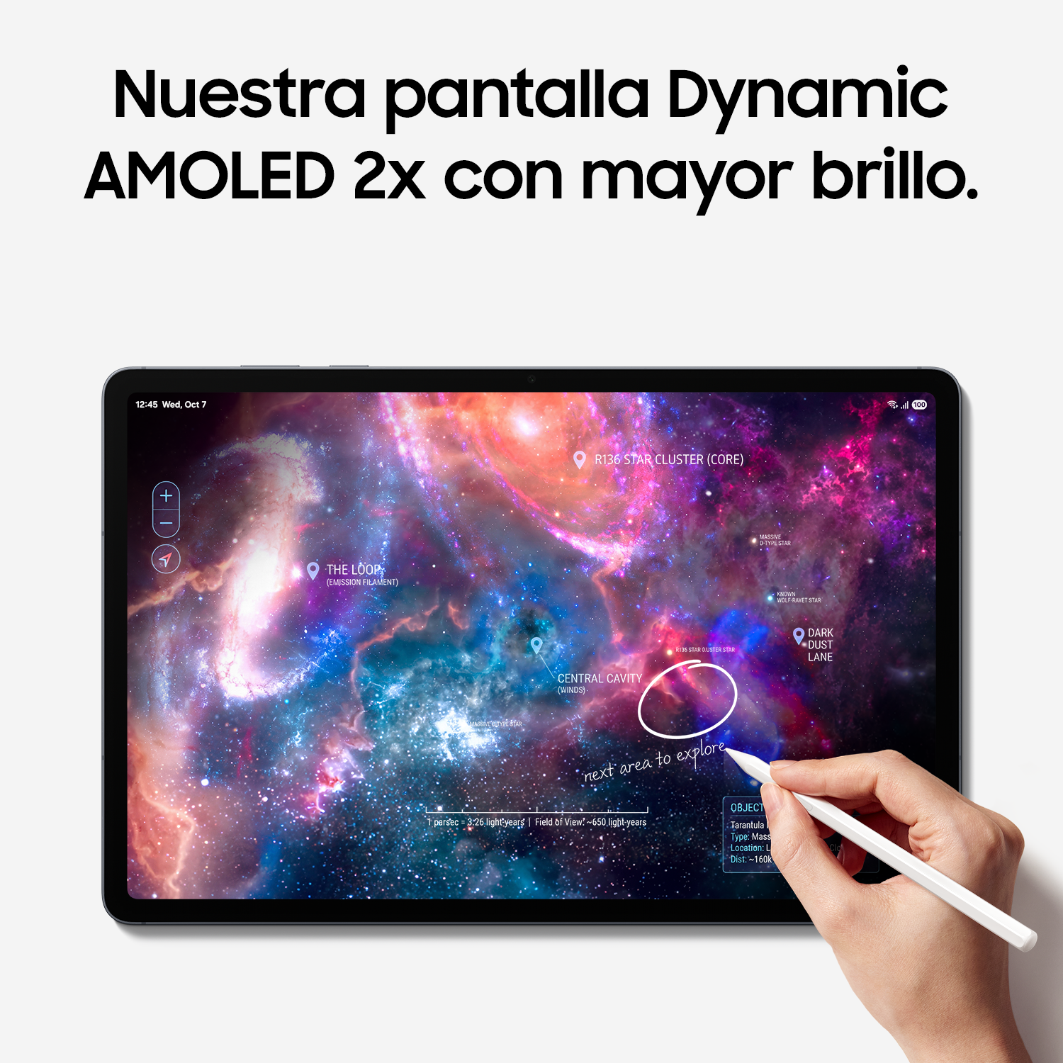 Una mano usa un lápiz óptico en una tableta con un mapa galáctico colorido.