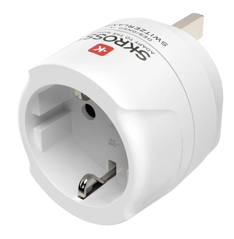 Adaptador de viaje Skross blanco sobre fondo blanco con enchufe y contactos de tierra.