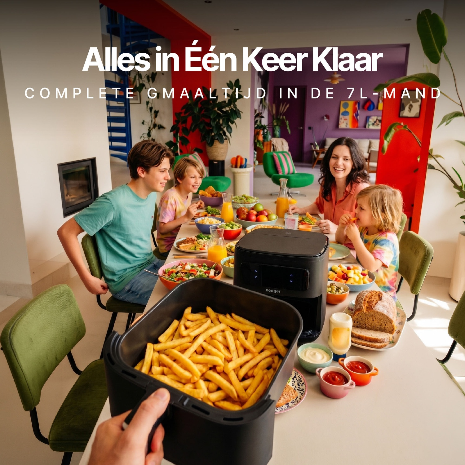 Een gezin zit aan tafel terwijl frietjes in een mand van een airfryer op de voorgrond te zien zijn.