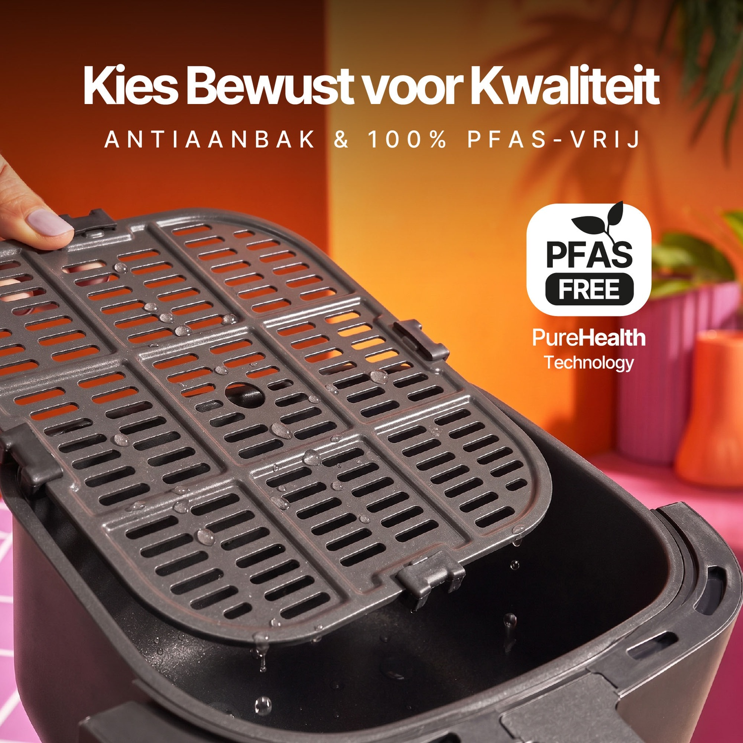 Hand houdt een grijs grillrooster met waterdruppels boven een airfryer. Tekst: Kies Bewust voor Kwaliteit.