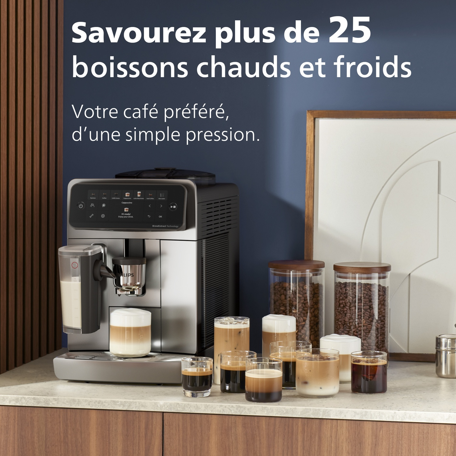Une machine à café Philips sur un comptoir avec des verres de café, des grains en pots et du texte français.
