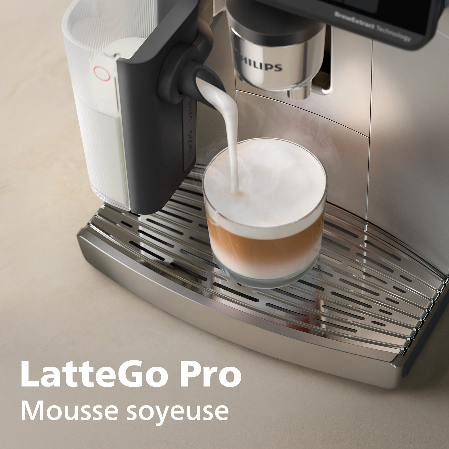 Une machine à café verse du lait dans un verre de café sur un bac d'égouttage en acier inoxydable.