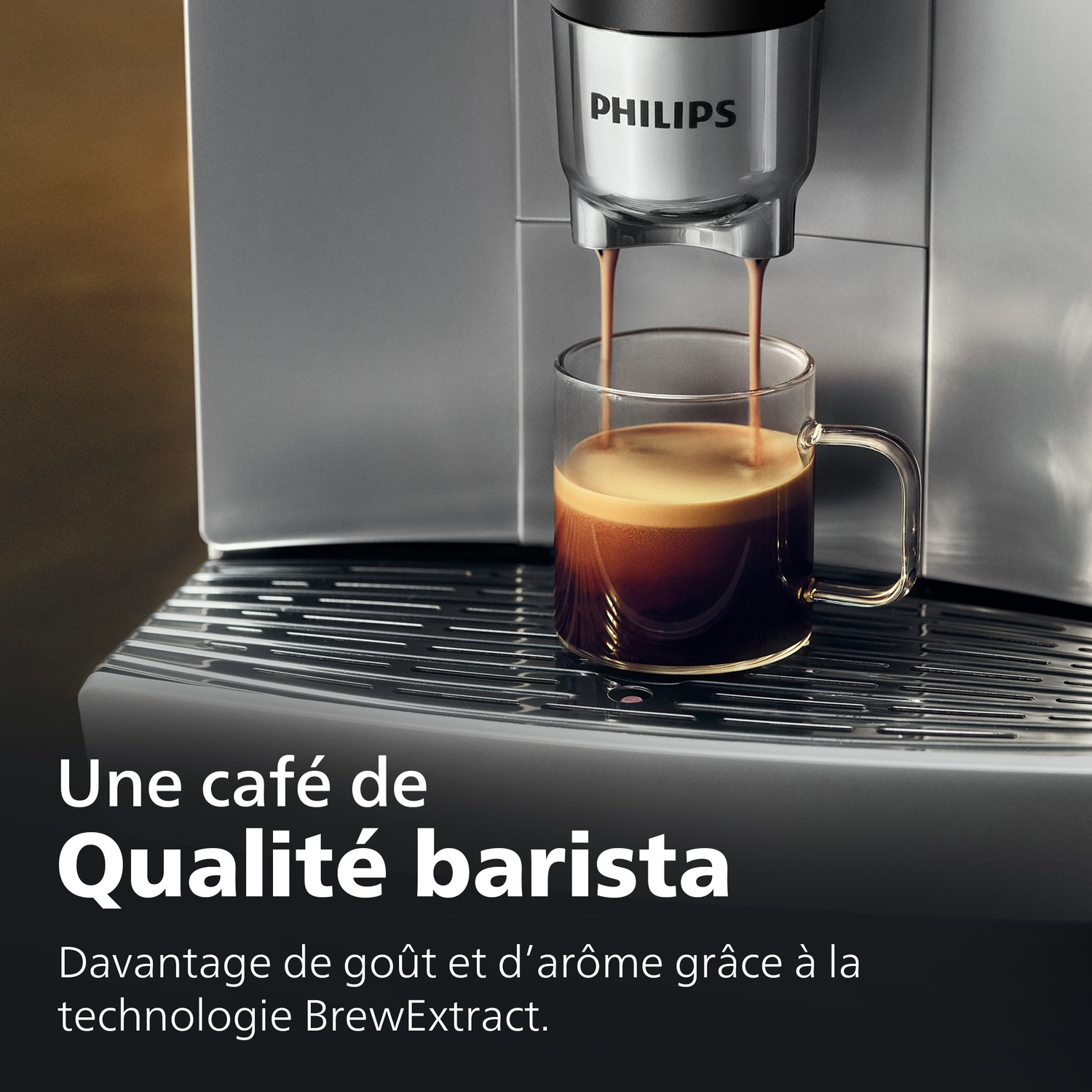 Une machine à café Philips verse de l'espresso frais dans une tasse en verre.