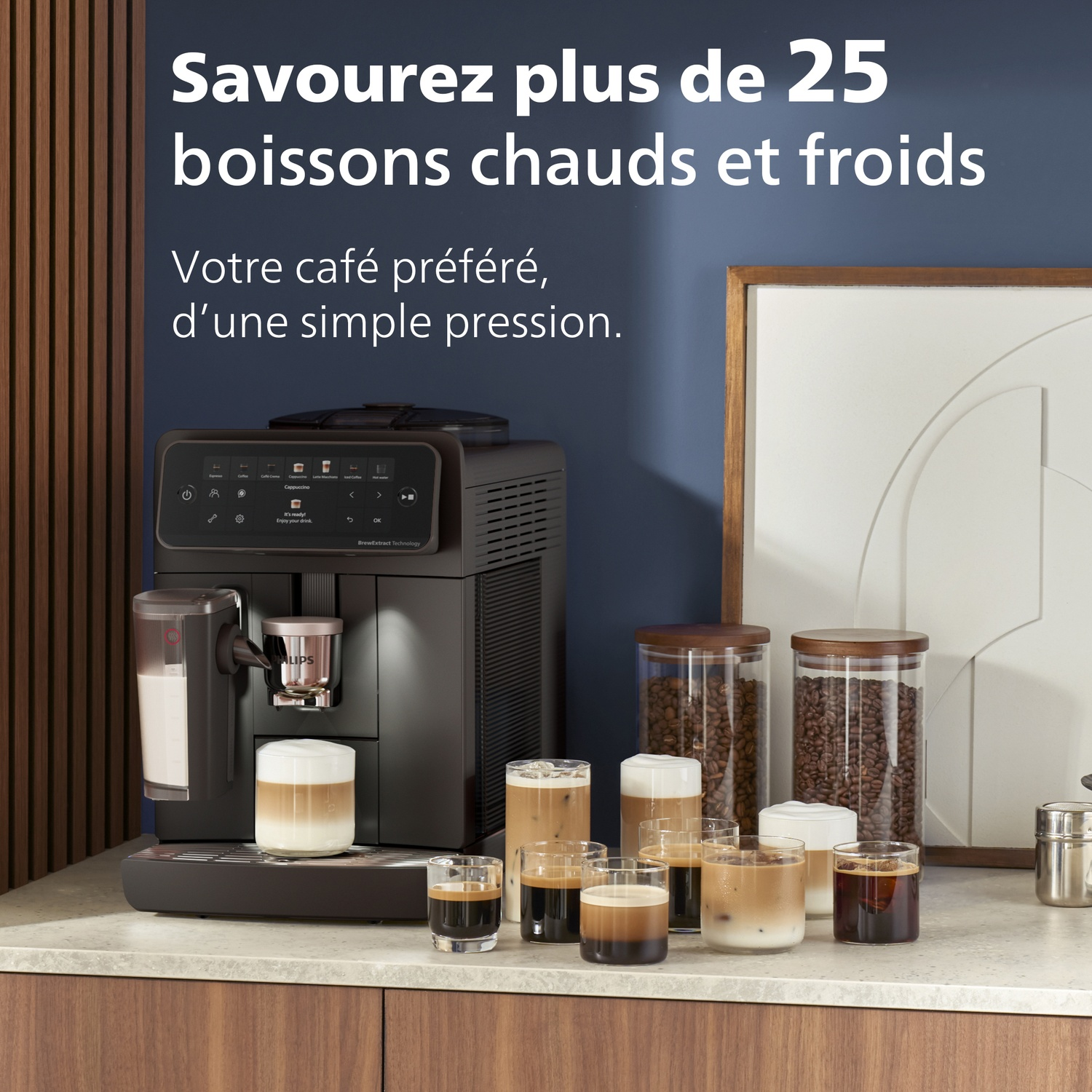 Une machine à espresso noire sur un comptoir avec diverses boissons au café dans des verres et des pots de café en grains.