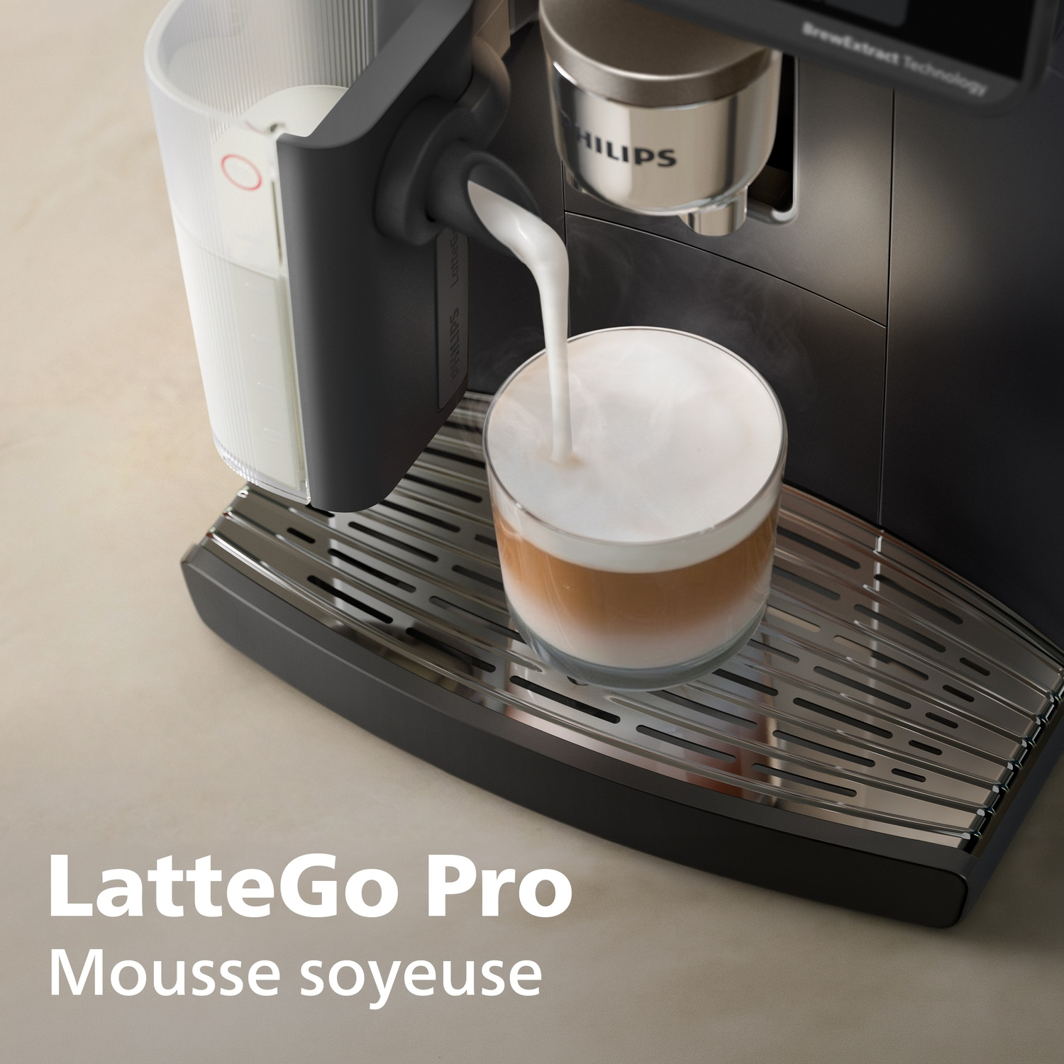 Une cafetière verse du lait dans un verre de café et de mousse sur un bac d'égouttage.